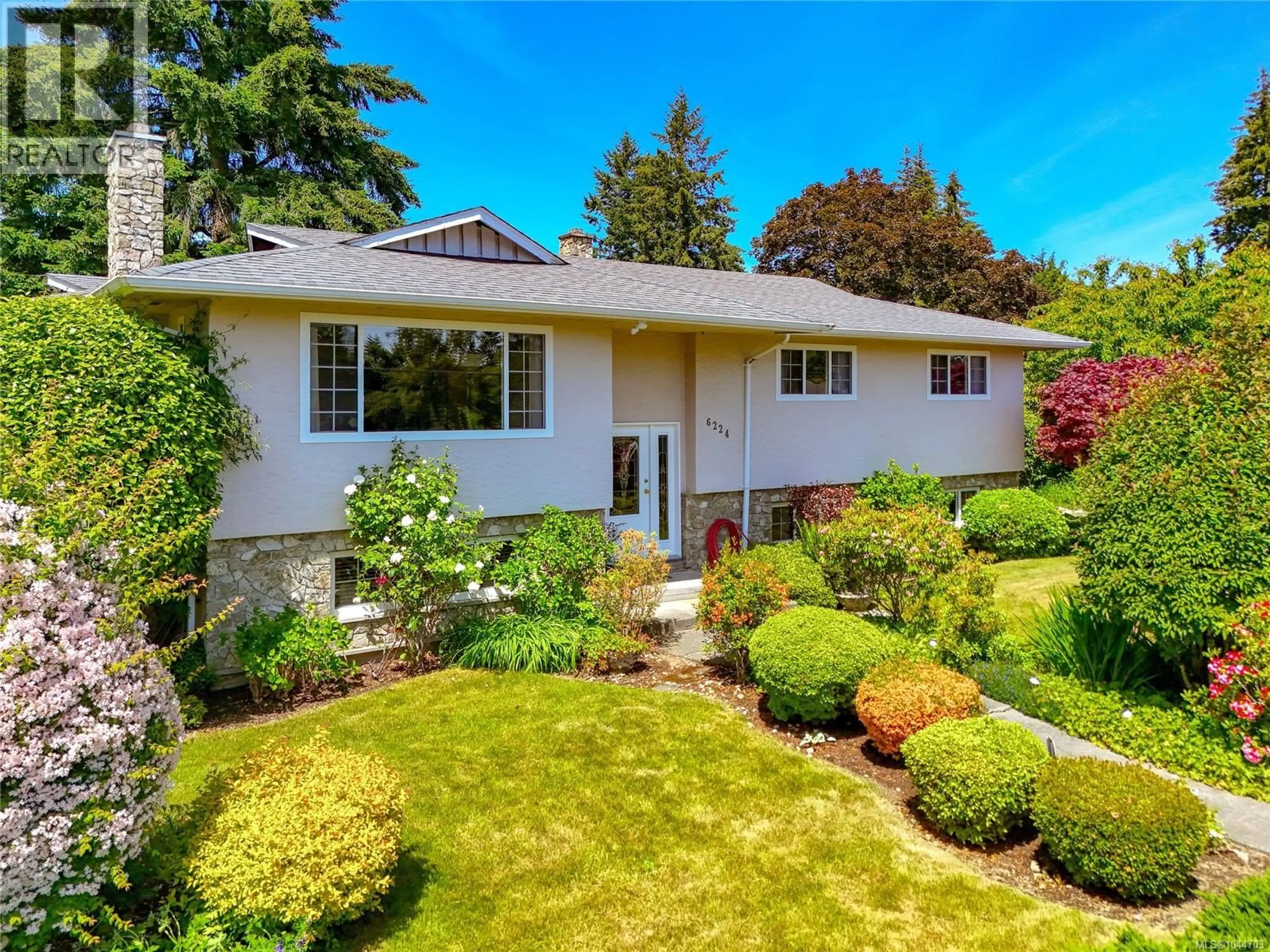 Home with vinyl exterior material, street for 6224 ROBIN WAY, Central Saanich British Columbia V8Z5X8