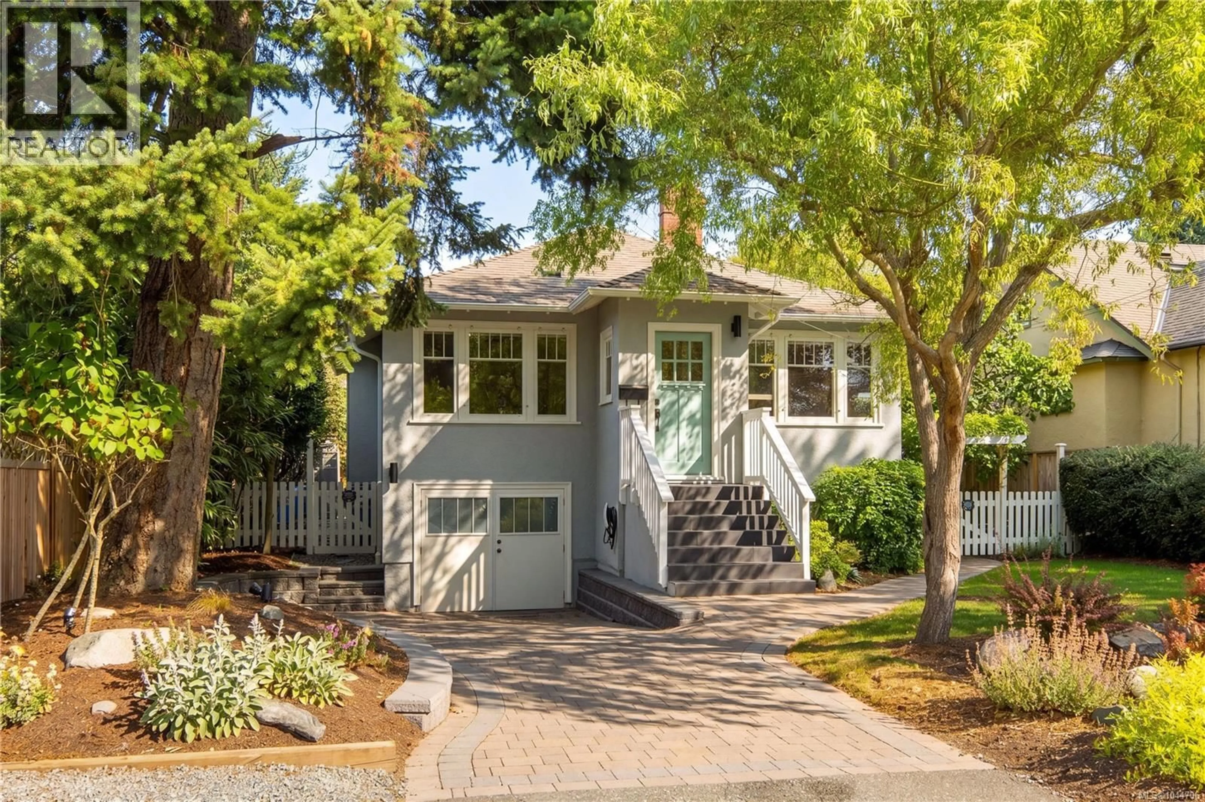 Home with vinyl exterior material, street for 2168 BARTLETT AVENUE, Oak Bay British Columbia V8S2P9