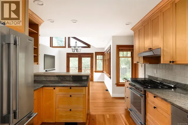 2168 BARTLETT AVENUE, Oak Bay 5