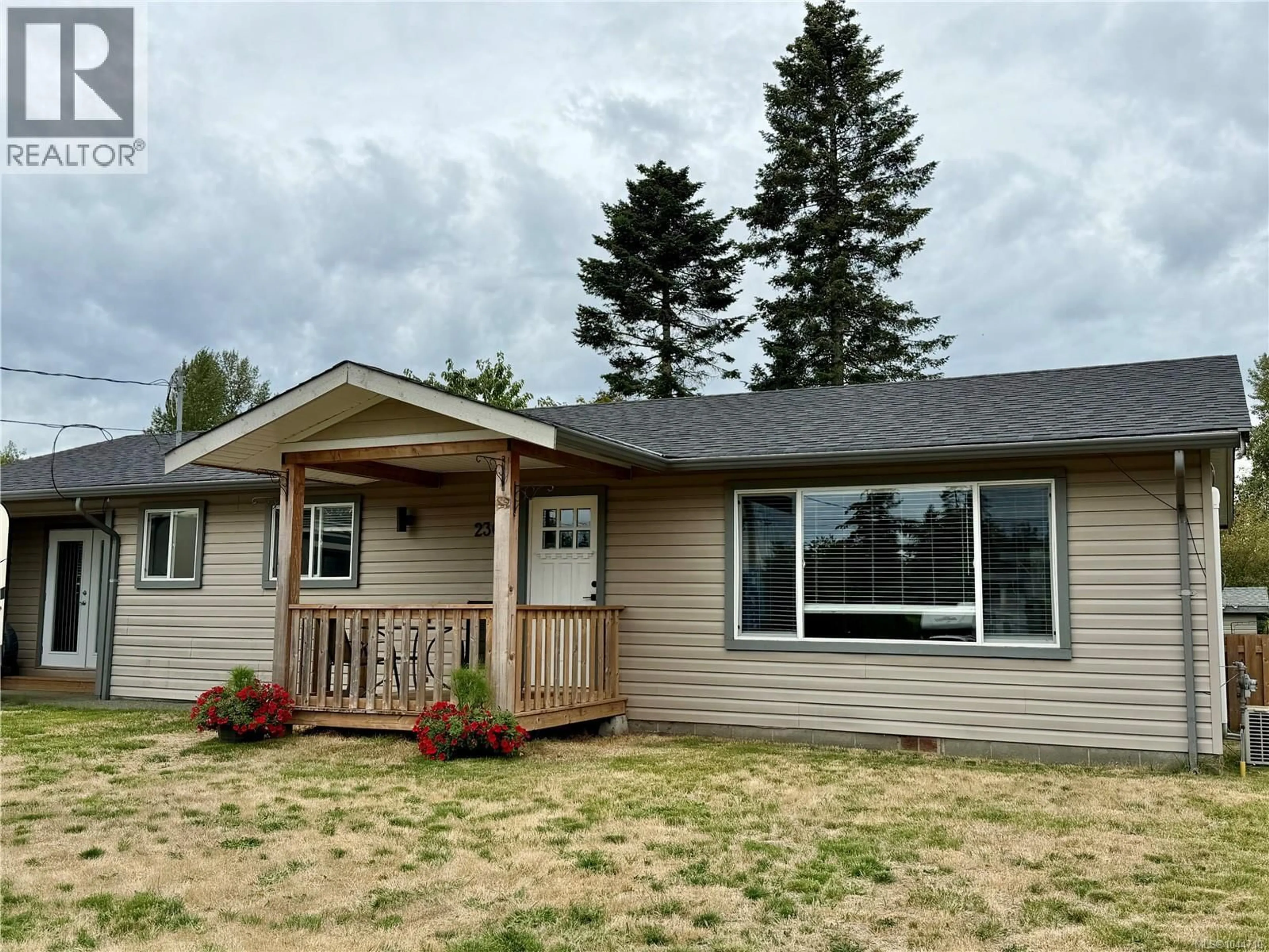 Home with vinyl exterior material, unknown for 230 CAROLYN ROAD, Campbell River British Columbia V9W5M6