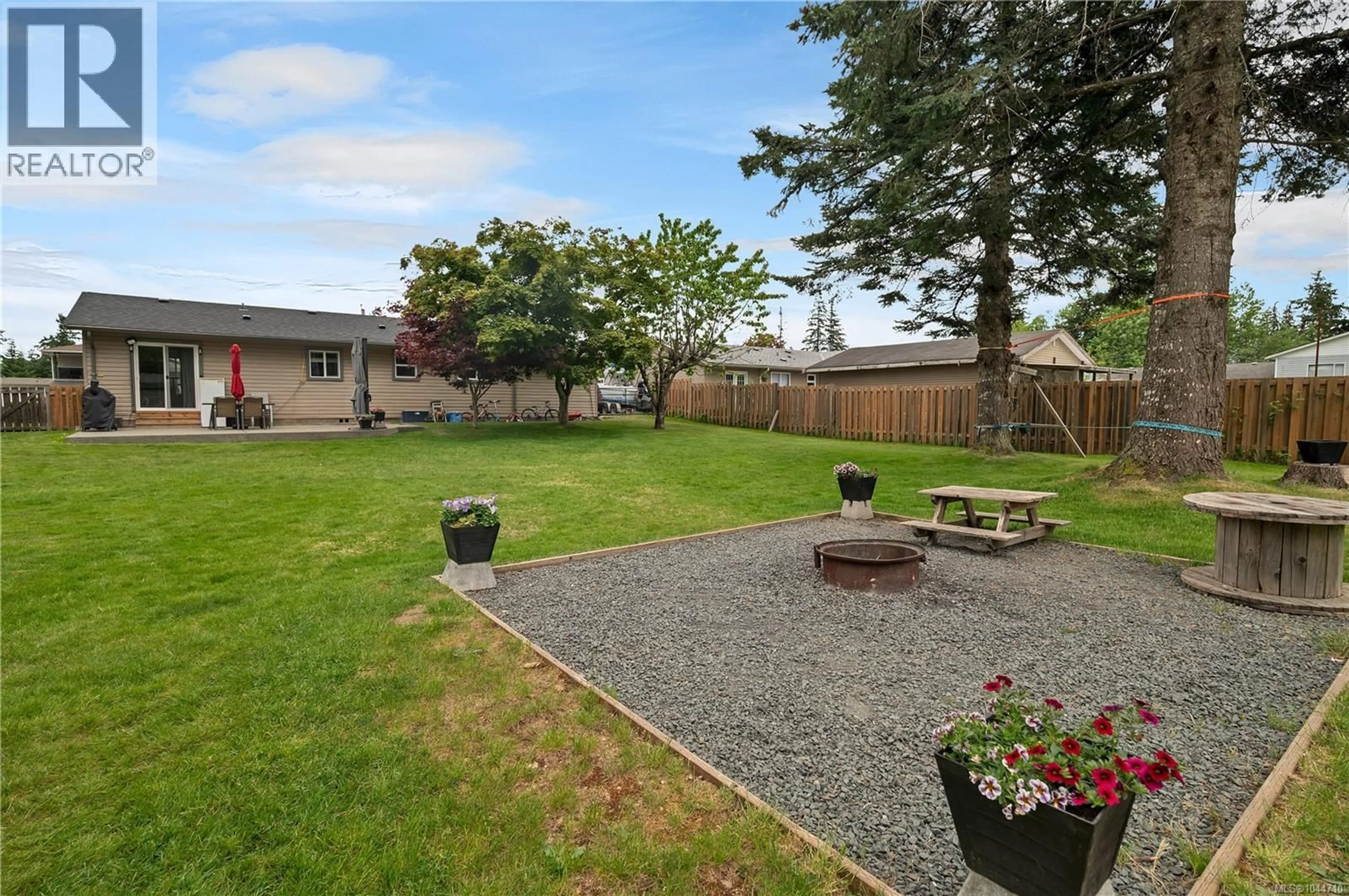 Patio, unknown for 230 CAROLYN ROAD, Campbell River British Columbia V9W5M6