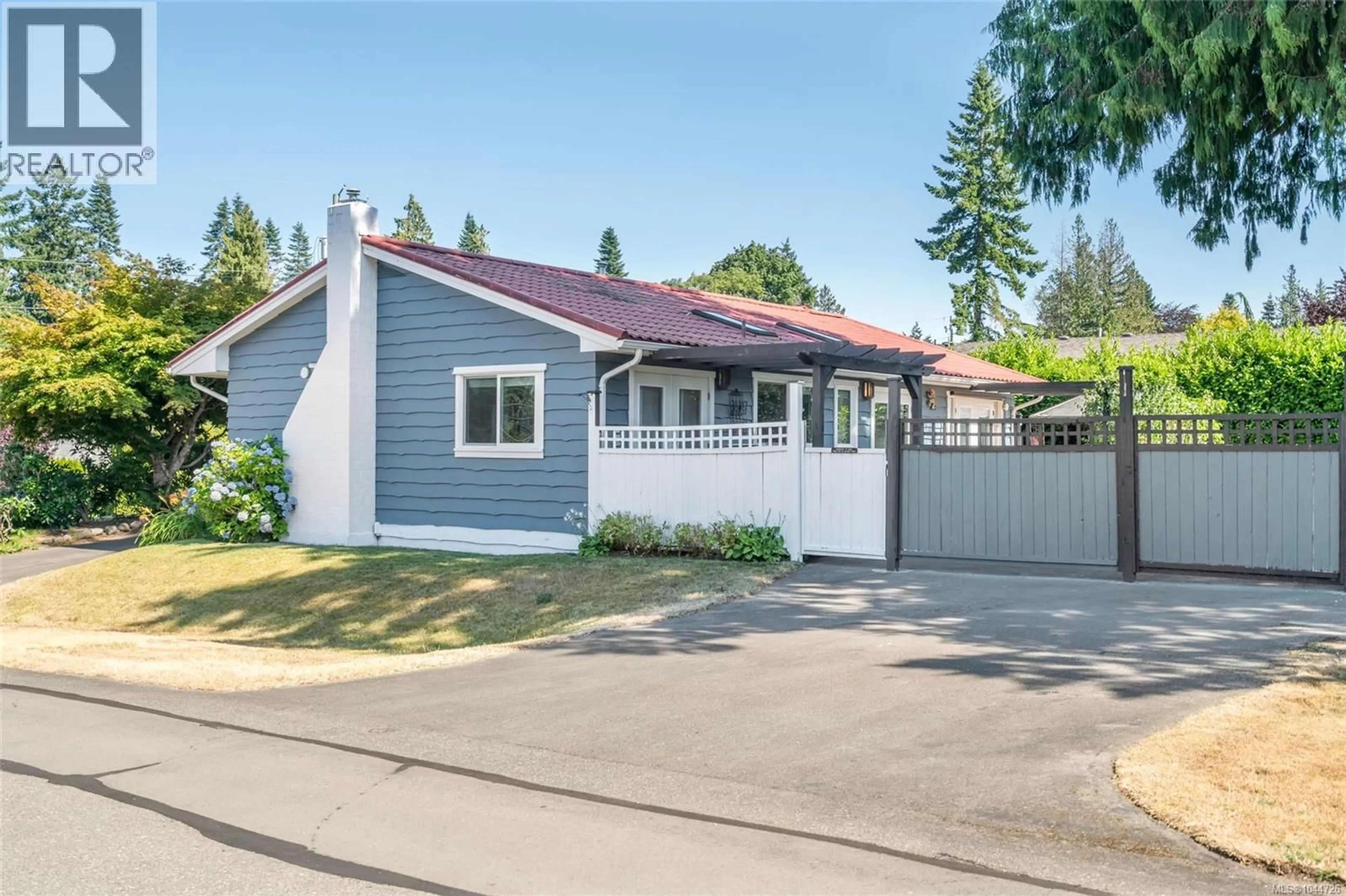 Home with vinyl exterior material, street for 560 EAGLECREST DRIVE, Qualicum Beach British Columbia V9K1E3