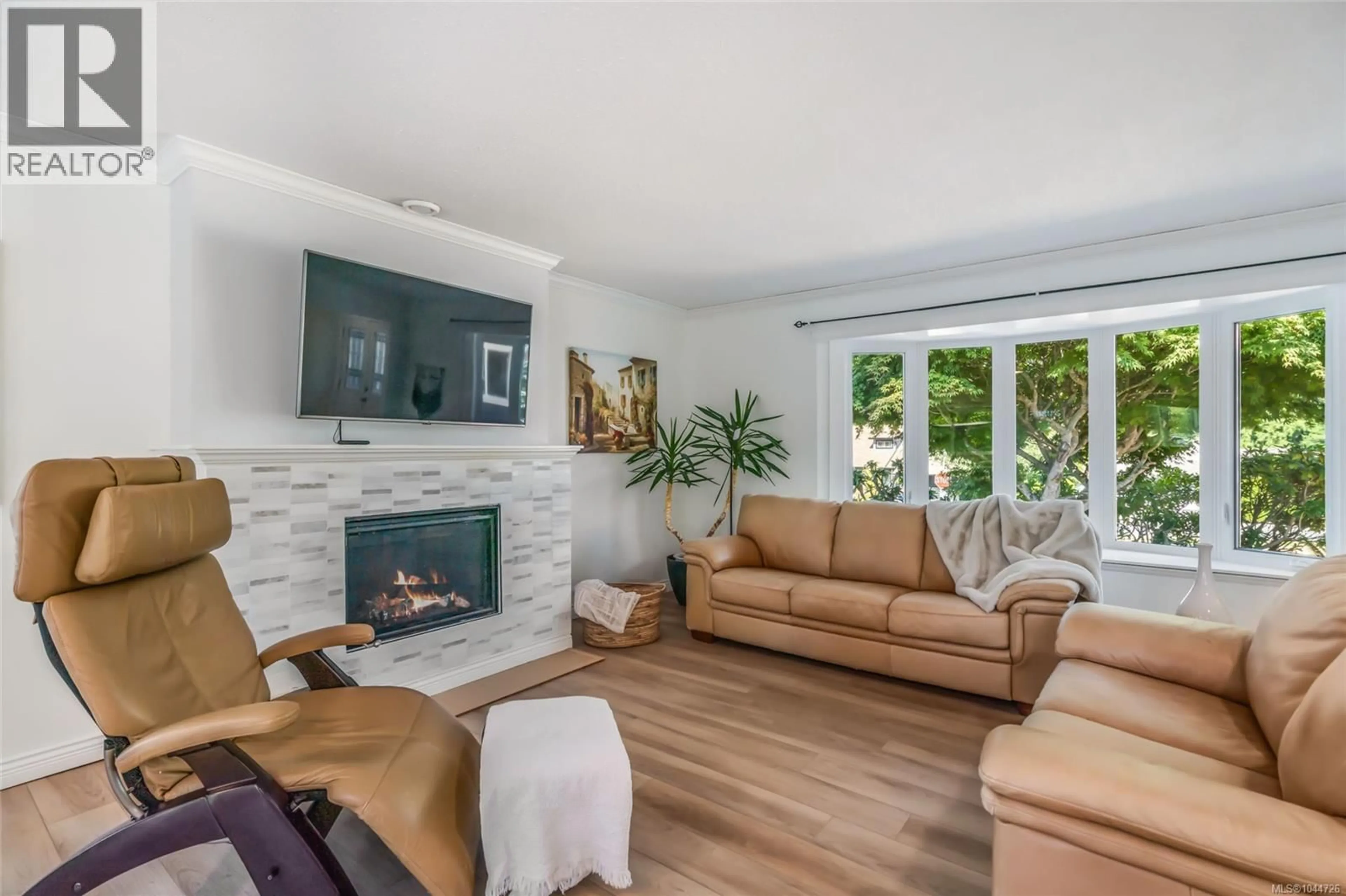 Living room with furniture, unknown for 560 EAGLECREST DRIVE, Qualicum Beach British Columbia V9K1E3