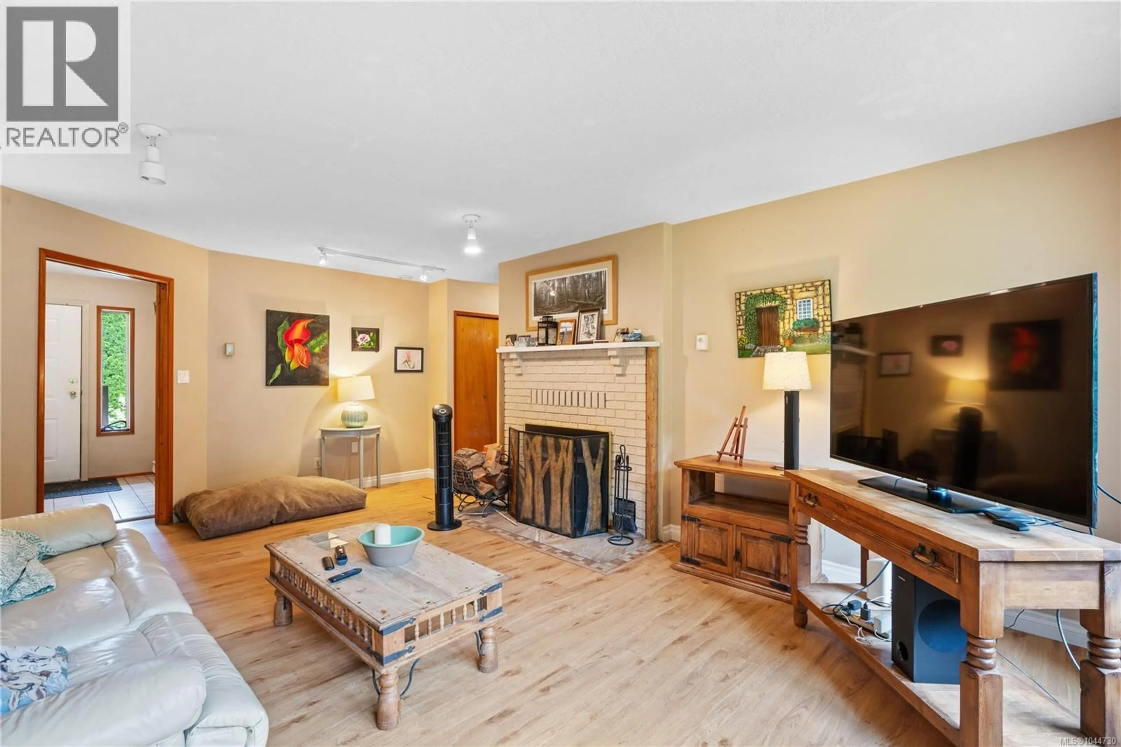 Living room with furniture, unknown for 2 - 1215 STELLY'S CROSS ROAD, Central Saanich British Columbia V8M1H3