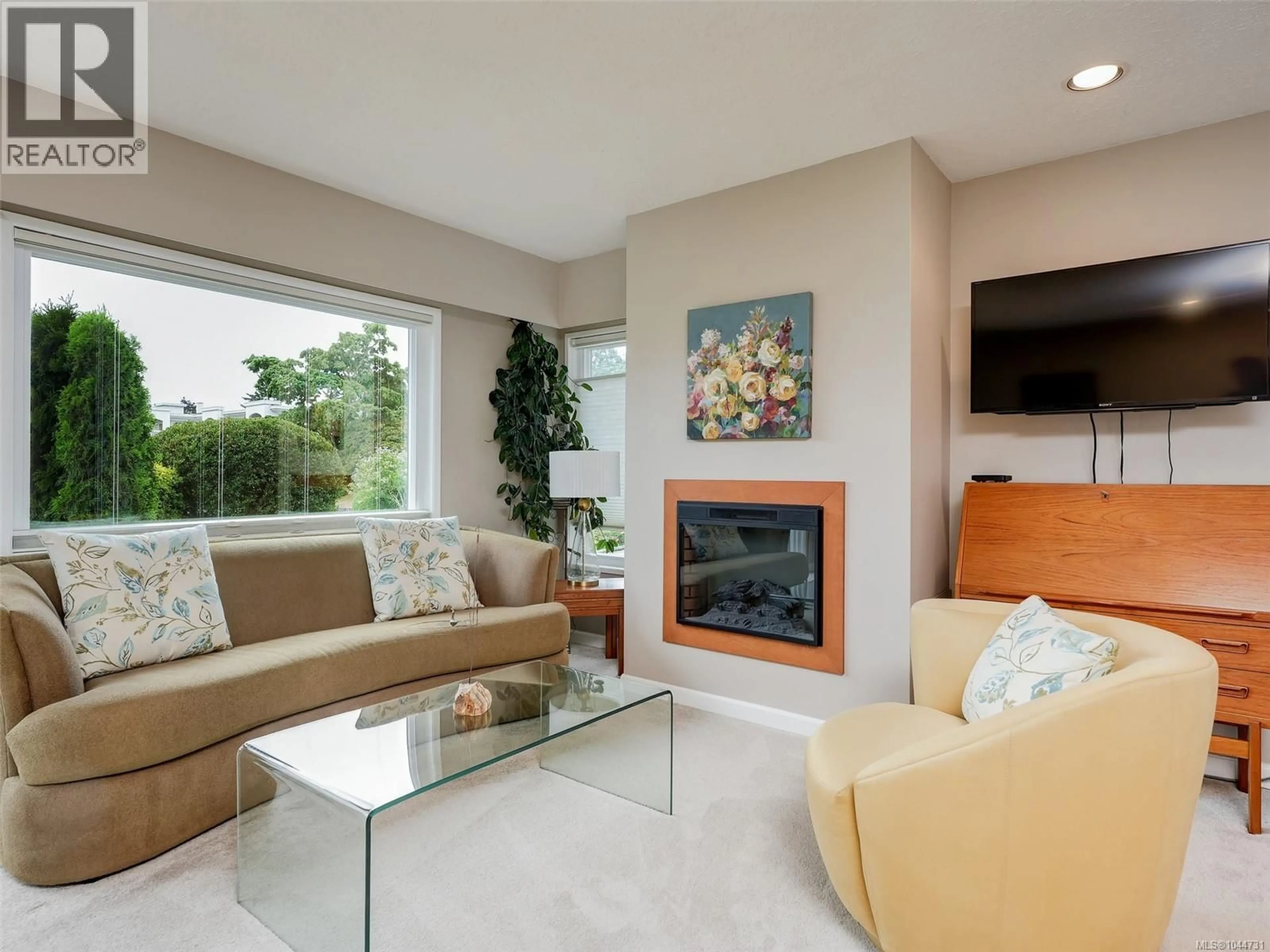Living room with furniture, unknown for 7 - 3968 CEDAR HILL ROAD, Saanich British Columbia V8N3B8