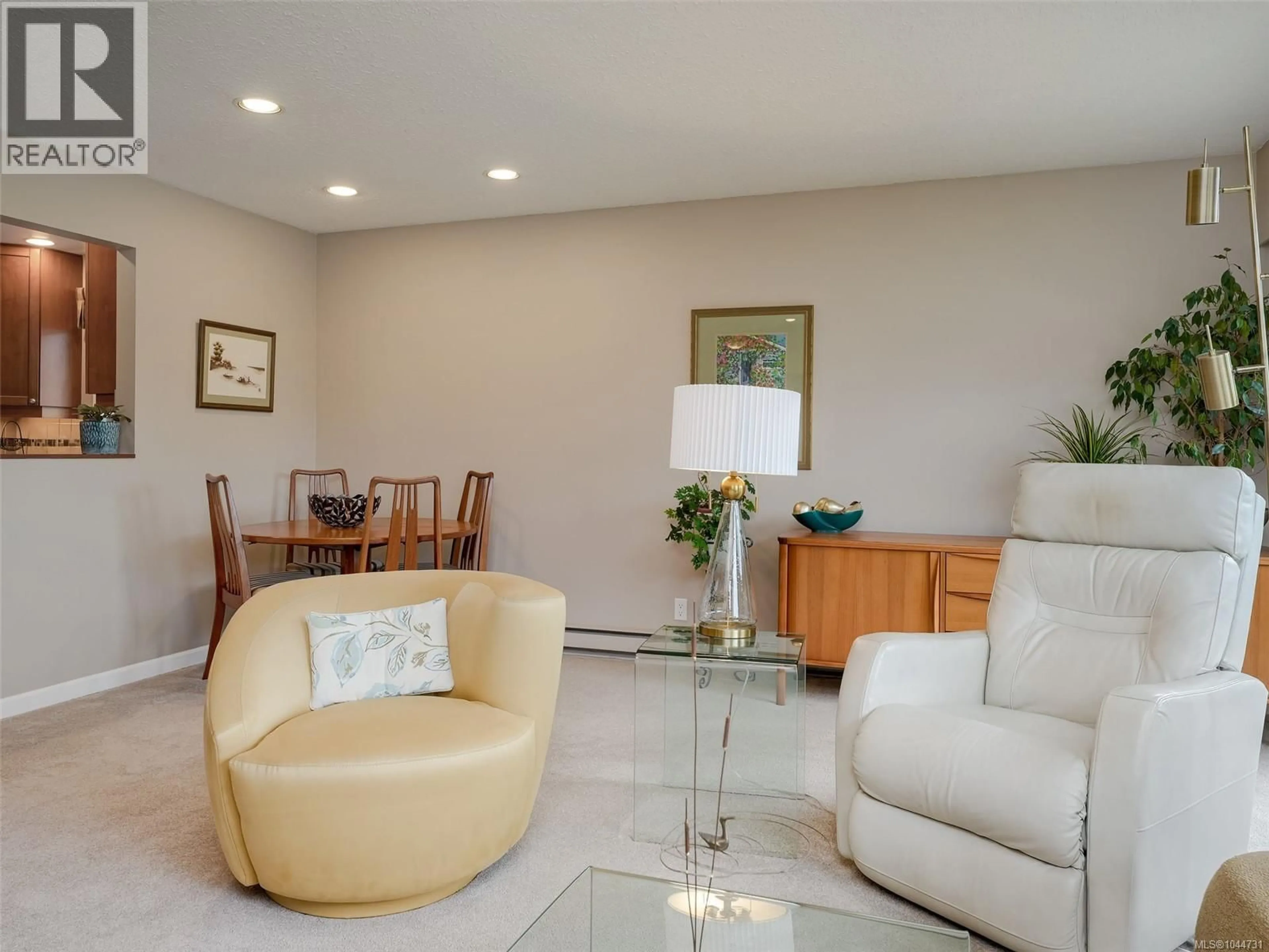 Living room with furniture, unknown for 7 - 3968 CEDAR HILL ROAD, Saanich British Columbia V8N3B8