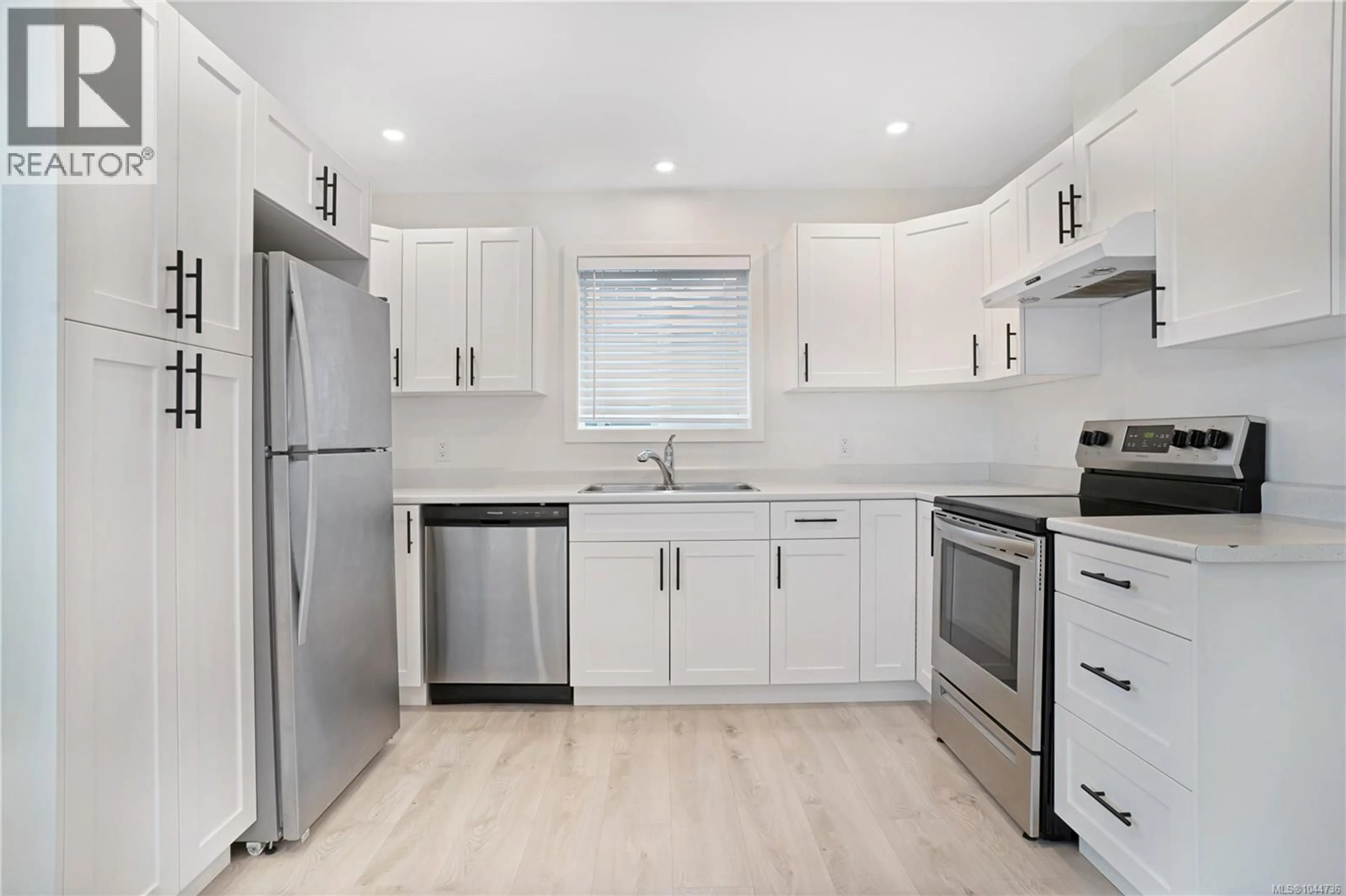 Standard kitchen, unknown for 15 FOURTH STREET, Nanaimo British Columbia V9R1S6
