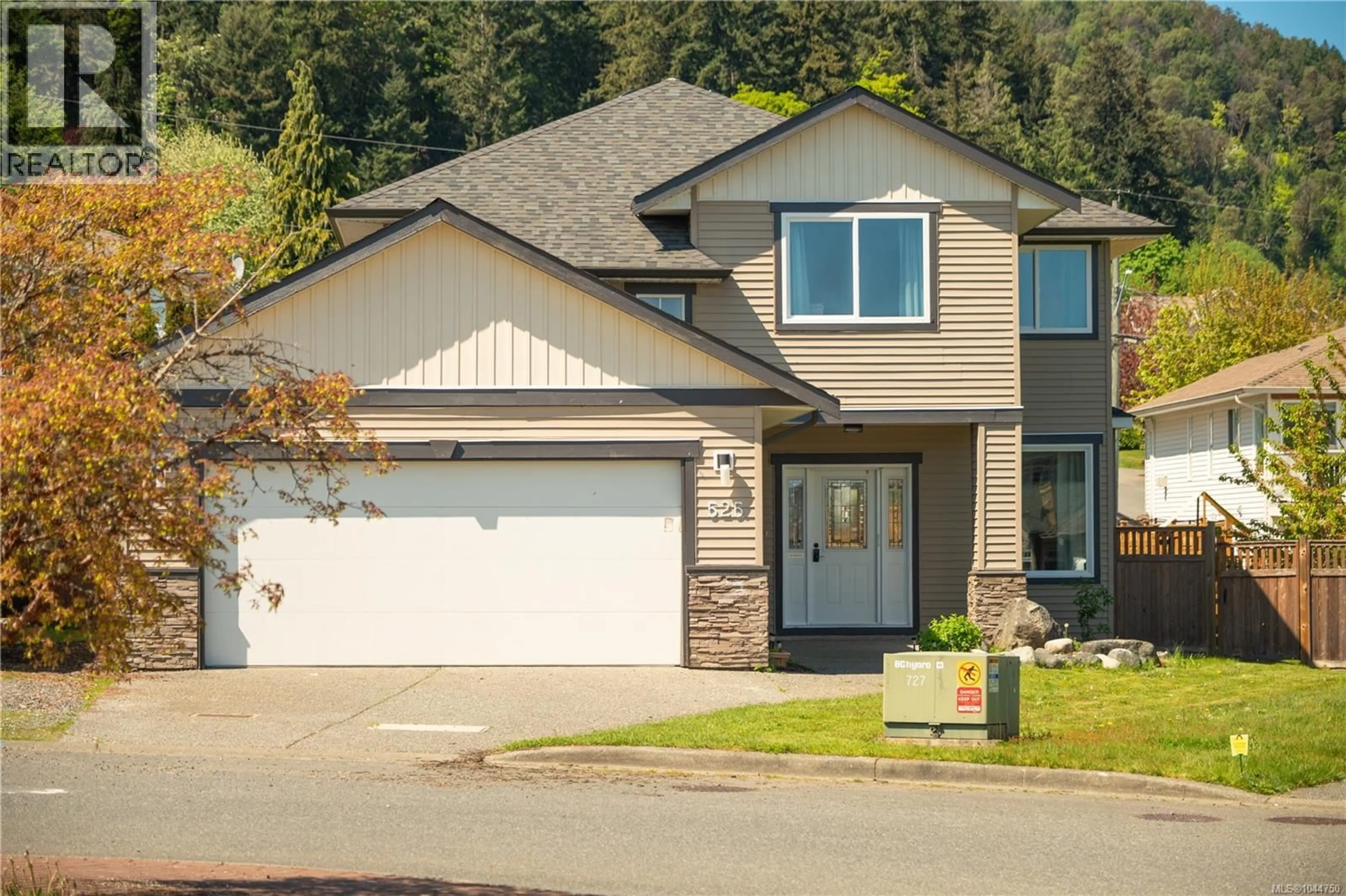 Home with vinyl exterior material, street for 525 BALLOU PLACE, Ladysmith British Columbia V9G2C7