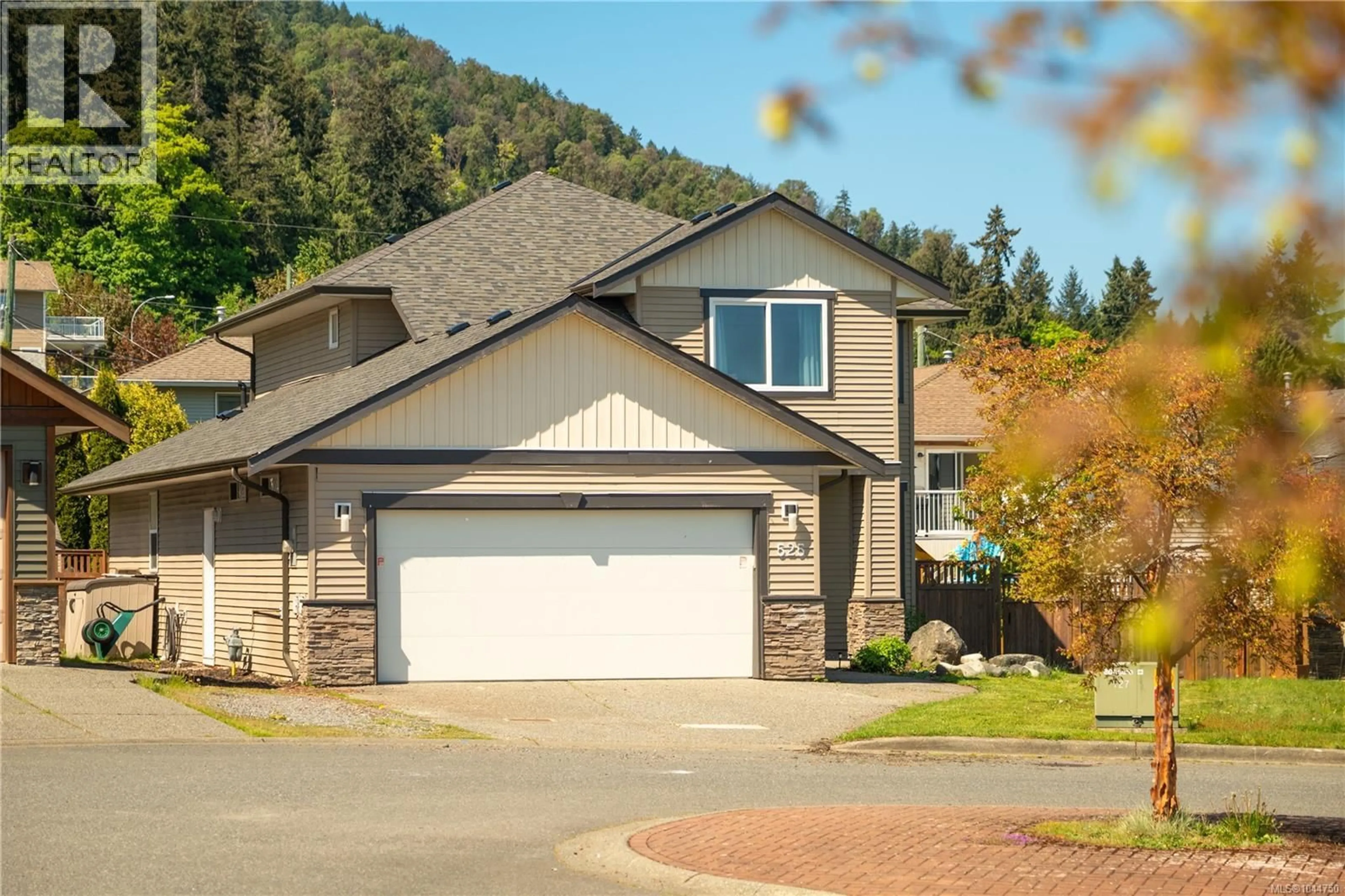 Home with vinyl exterior material, mountain view for 525 BALLOU PLACE, Ladysmith British Columbia V9G2C7