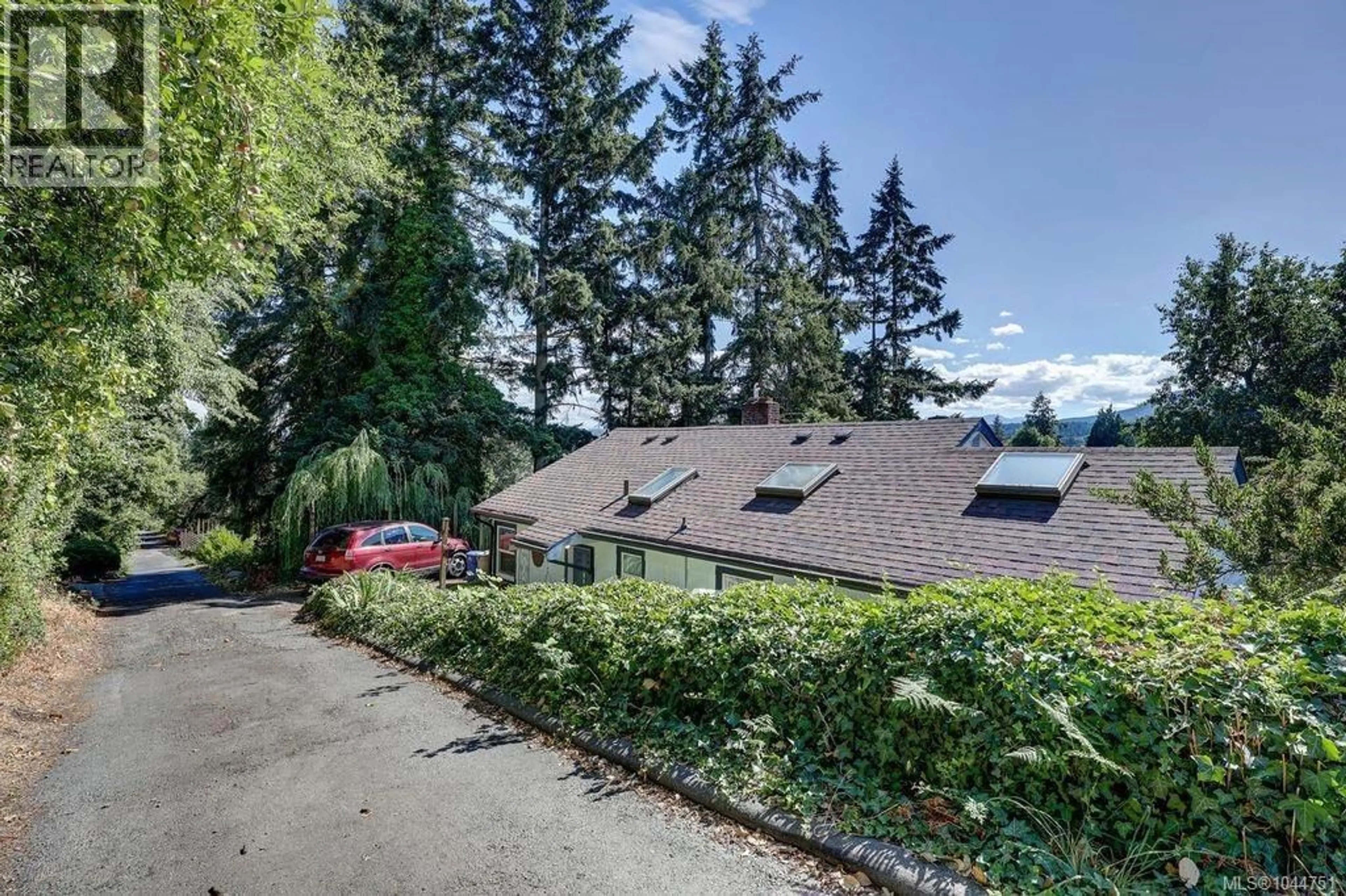 A pic from outside/outdoor area/front of a property/back of a property/a pic from drone, water/lake/river/ocean view for 995 FRANKLYN STREET, Nanaimo British Columbia V9R2Y6