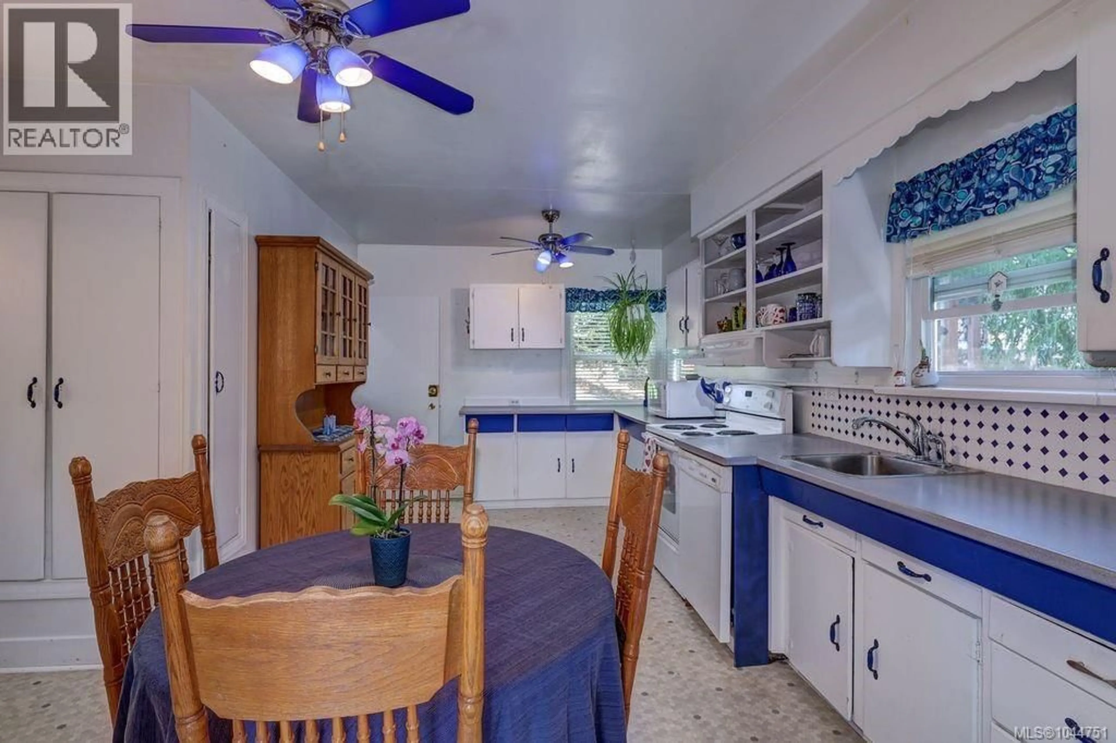 Standard kitchen, ceramic/tile floor for 995 FRANKLYN STREET, Nanaimo British Columbia V9R2Y6