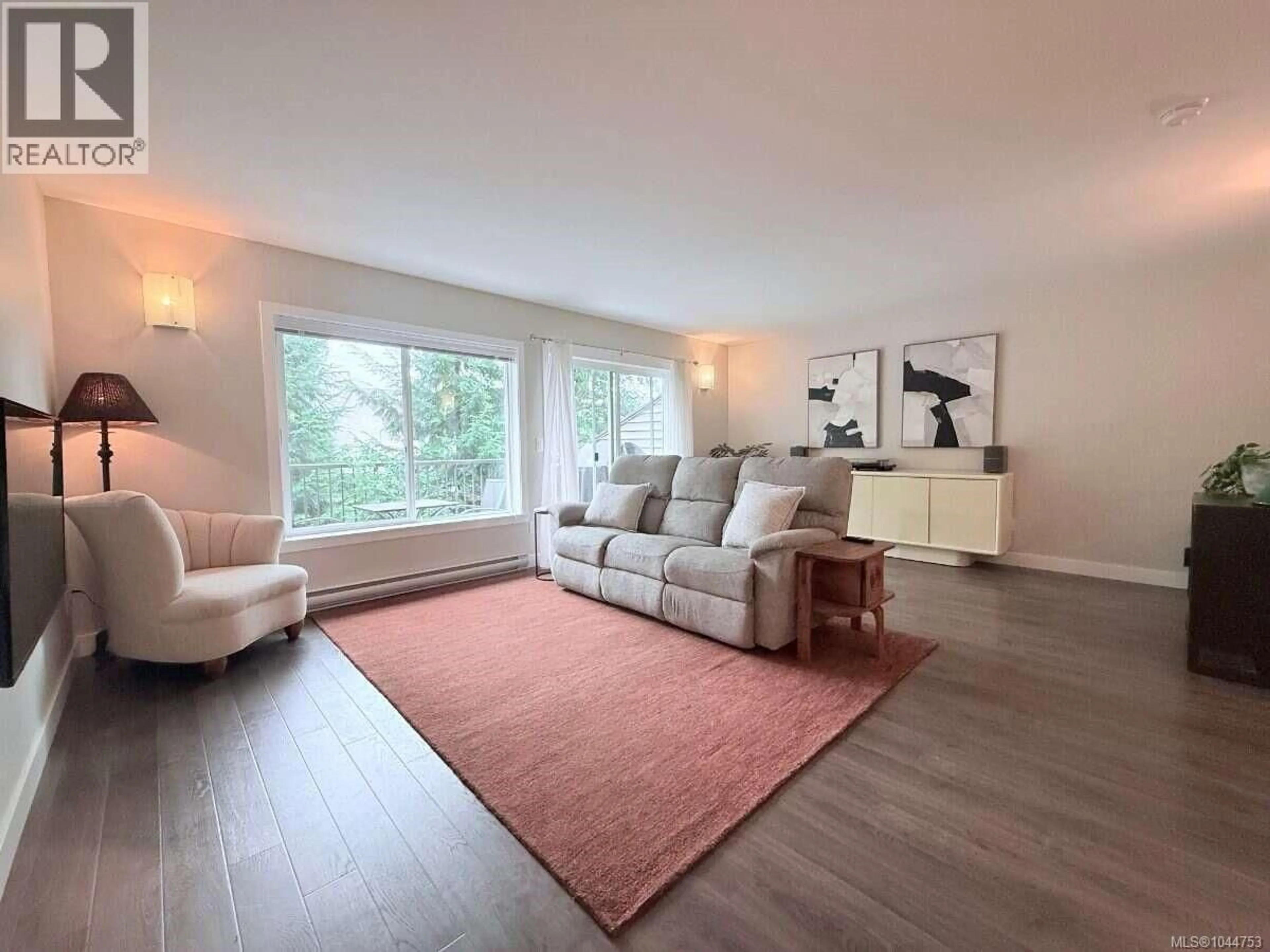 Living room with furniture, wood/laminate floor for 117 - 4699 MUIR ROAD, Courtenay British Columbia V9N6A4