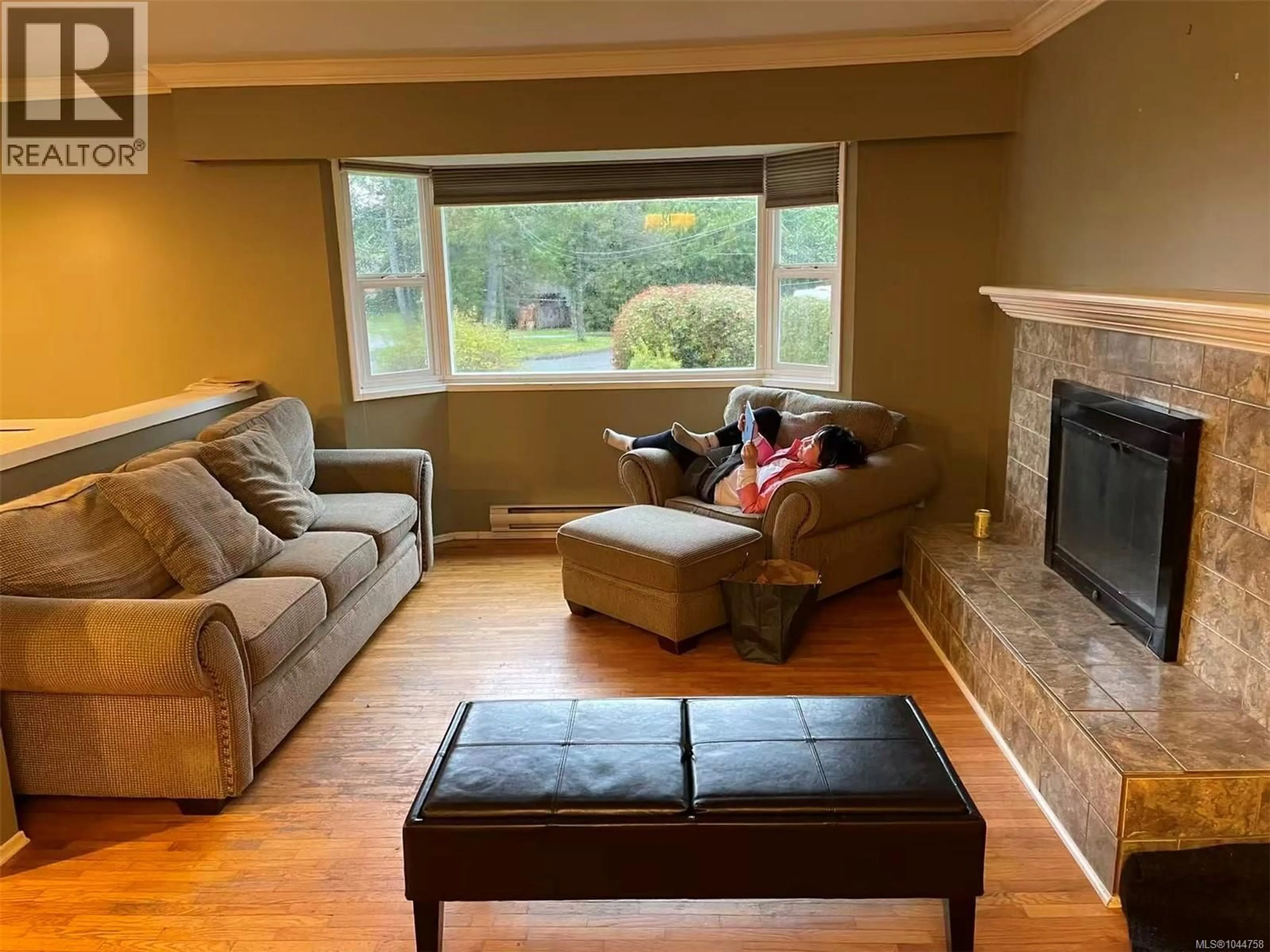 Living room with furniture, wood/laminate floor for 966 HASLAM AVENUE, Langford British Columbia V9B2N2