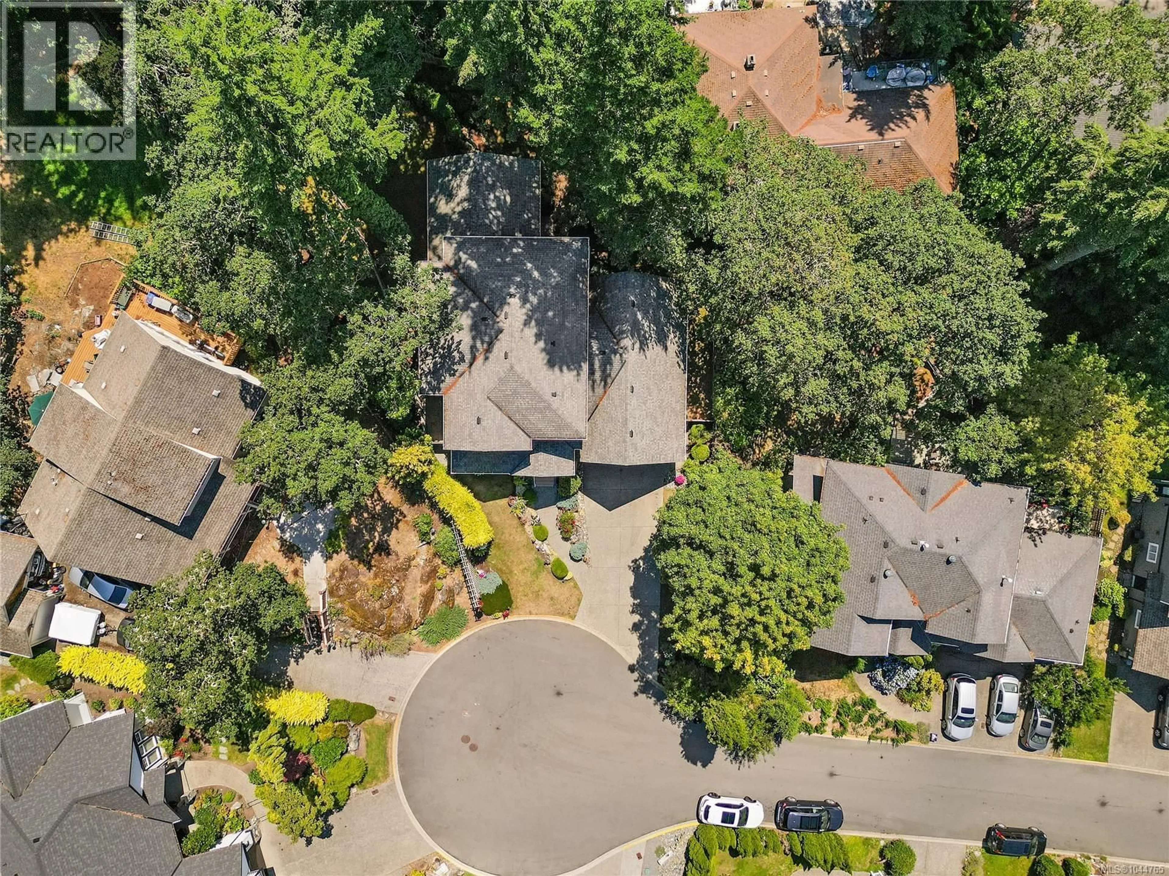 A pic from outside/outdoor area/front of a property/back of a property/a pic from drone, street for 209 SHADOW RIDGE PLACE, View Royal British Columbia V8Z5C8