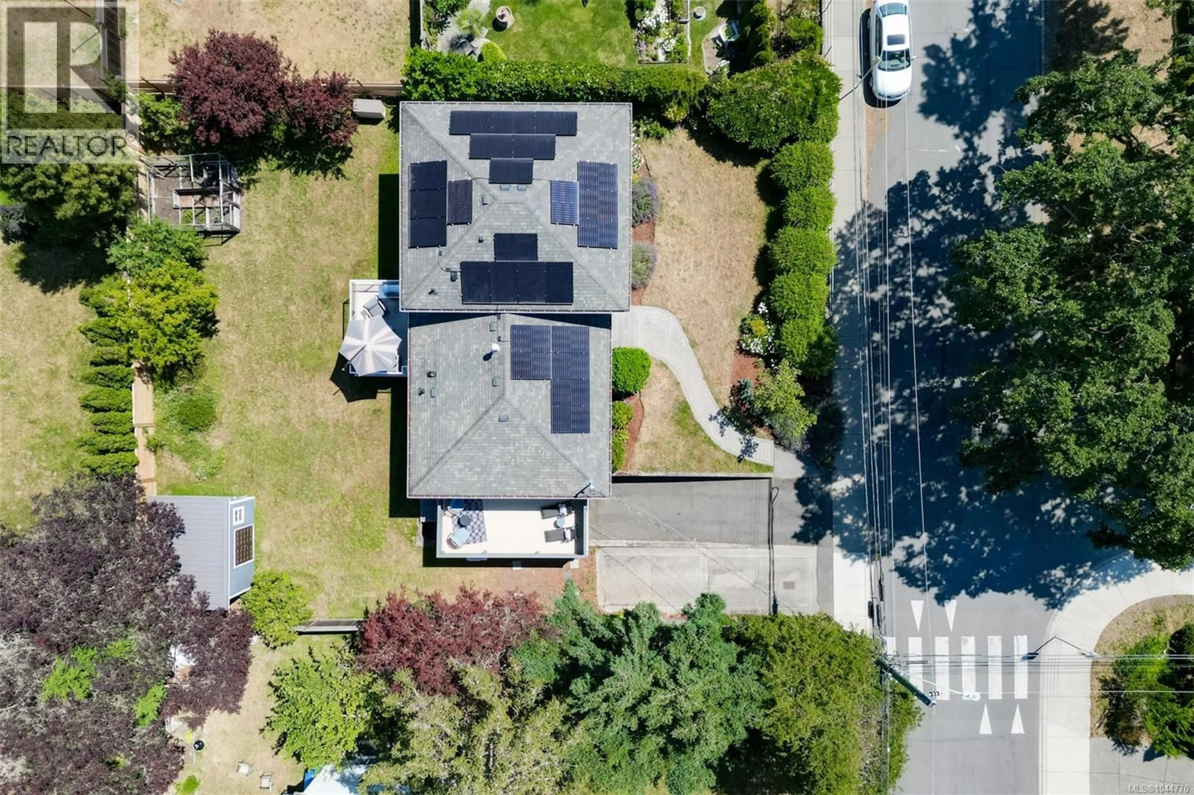 A pic from outside/outdoor area/front of a property/back of a property/a pic from drone, street for 1762 MIDGARD AVENUE, Saanich British Columbia V8P2Y7