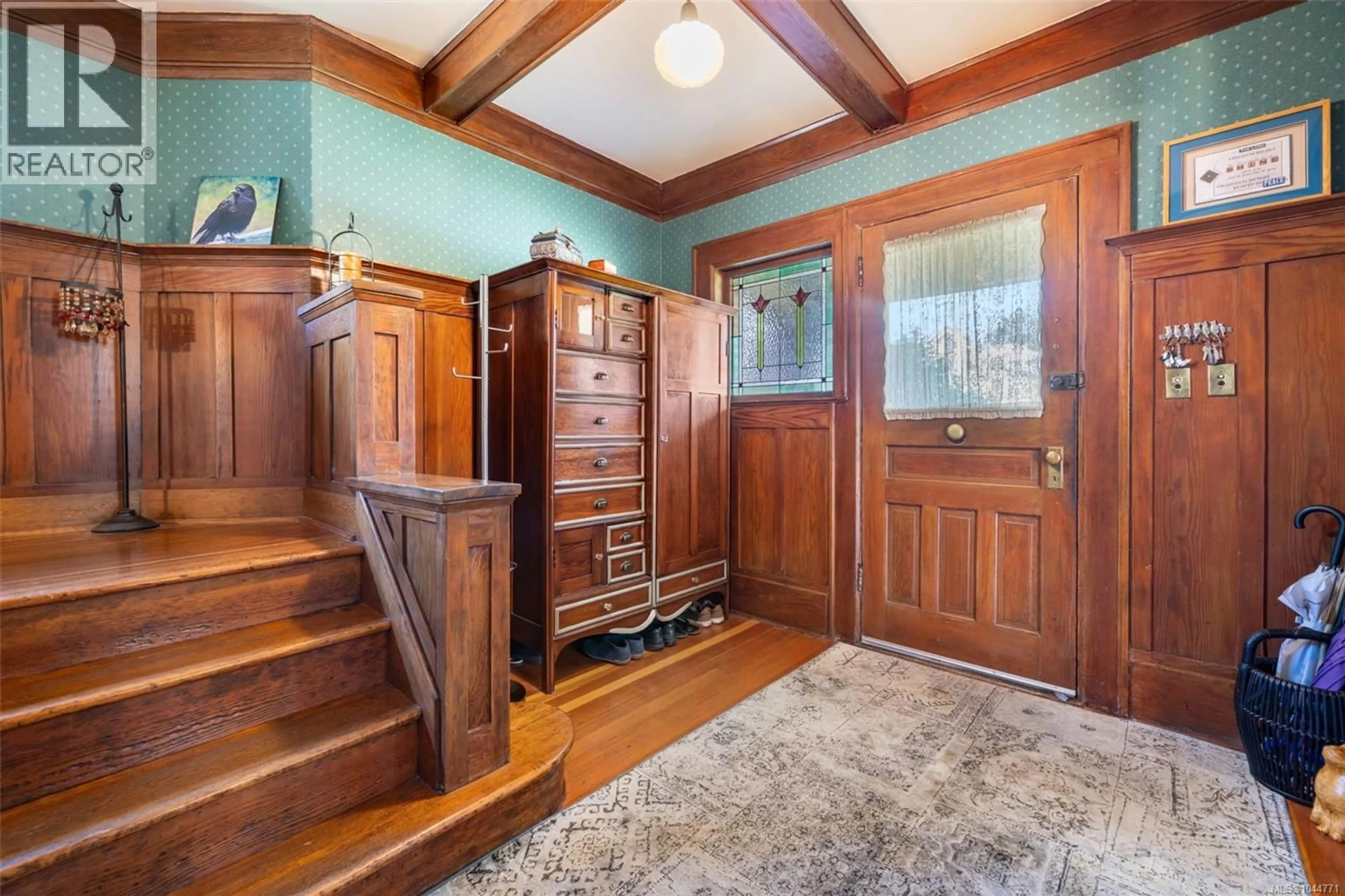 Indoor foyer for 1271 MCKENZIE STREET, Victoria British Columbia V8V2W6