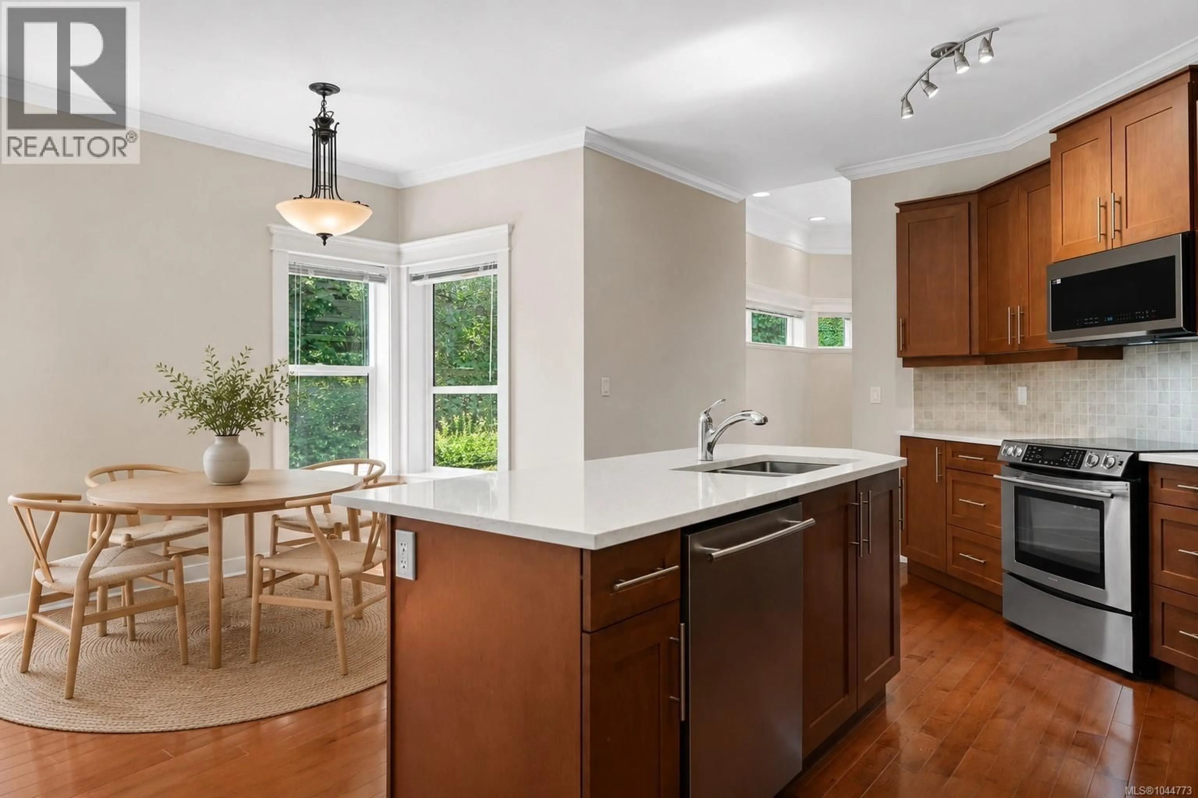 Open concept kitchen, ceramic/tile floor for 553 HEATHERDALE LANE, Saanich British Columbia V8Z0A4