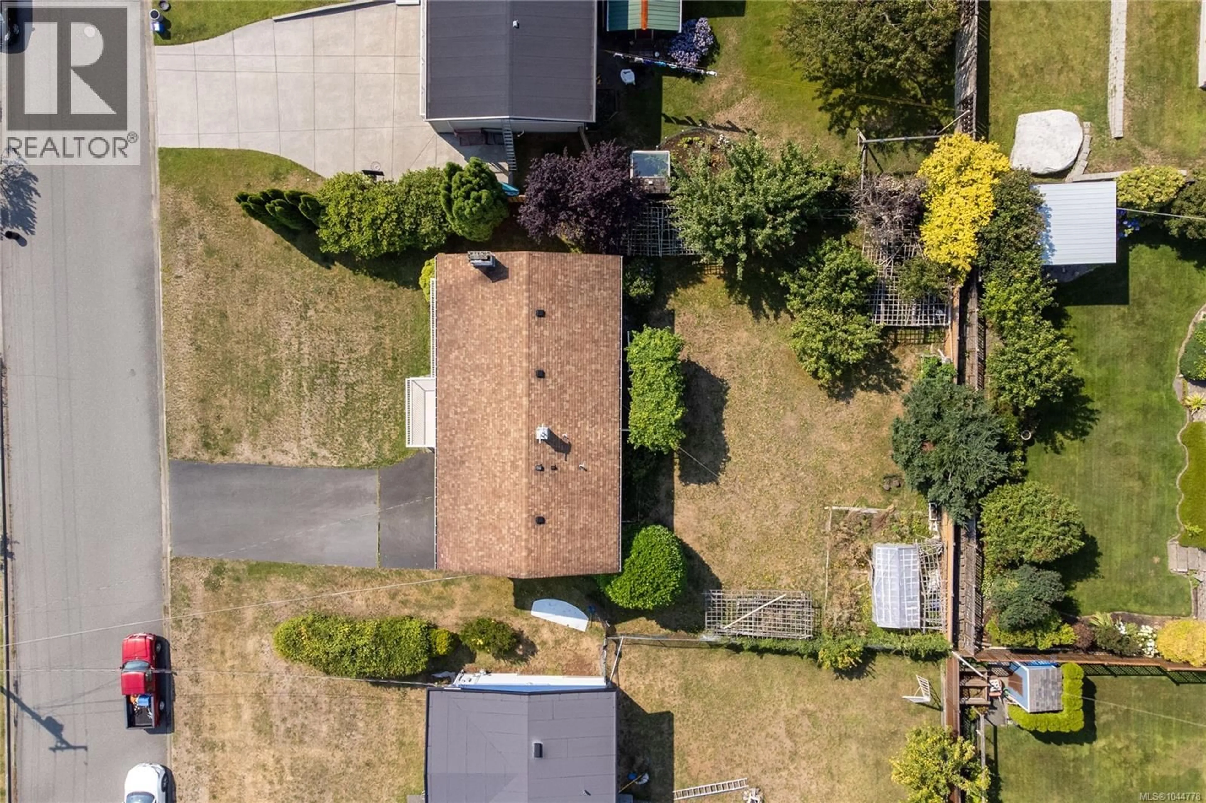 A pic from outside/outdoor area/front of a property/back of a property/a pic from drone, street for 132 THULIN STREET SOUTH, Campbell River British Columbia V9W2J7