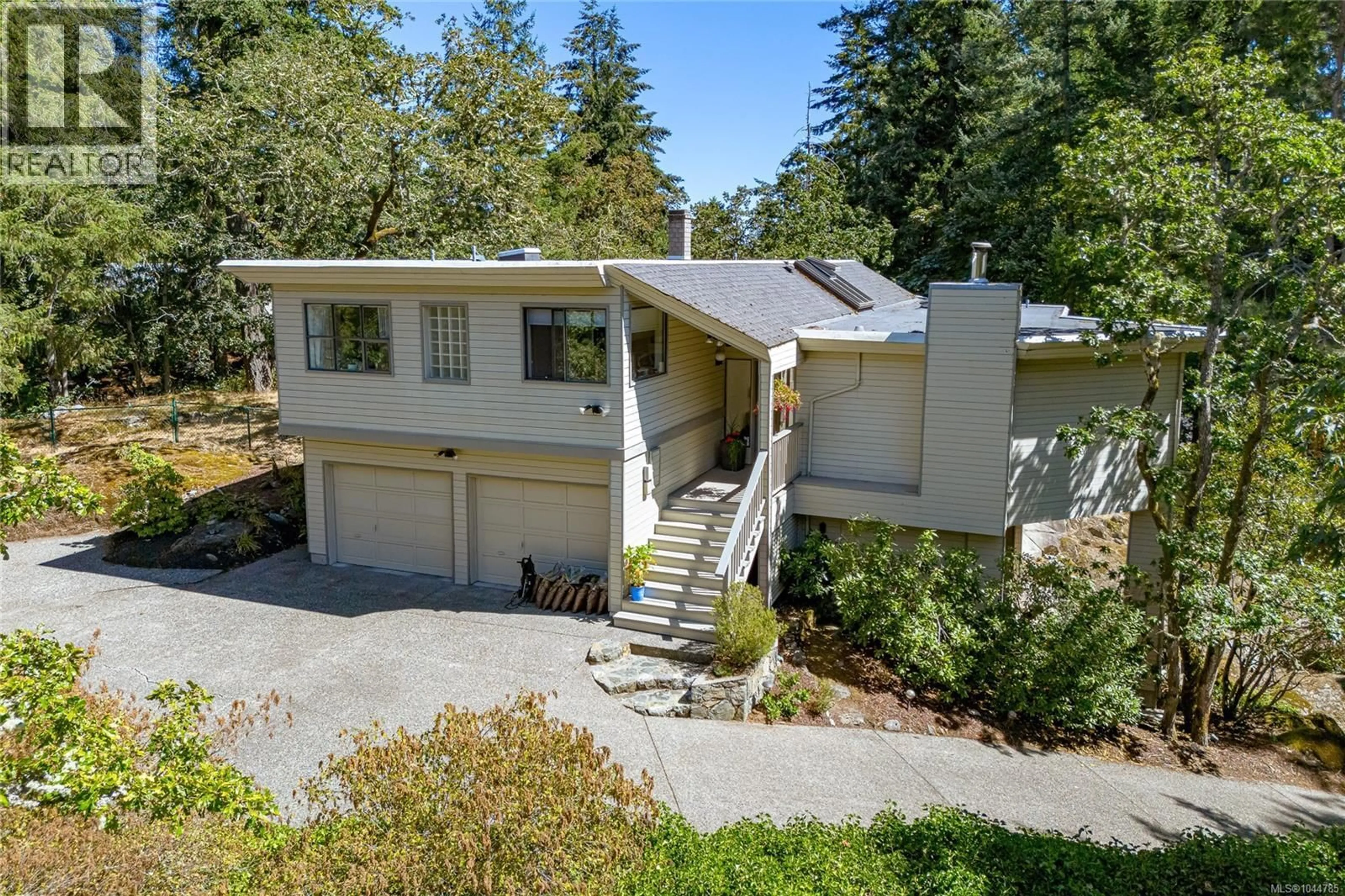 A pic from outside/outdoor area/front of a property/back of a property/a pic from drone, unknown for 4468 AUTUMNWOOD LANE, Saanich British Columbia V8X4V8
