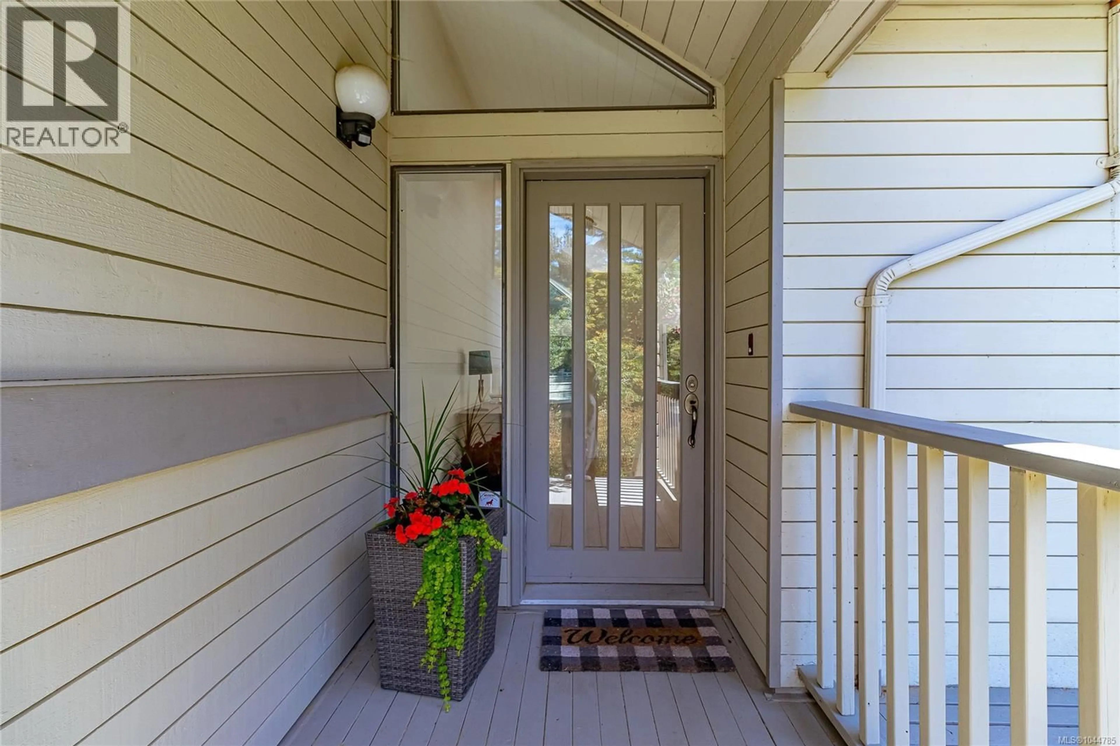 Indoor entryway for 4468 AUTUMNWOOD LANE, Saanich British Columbia V8X4V8