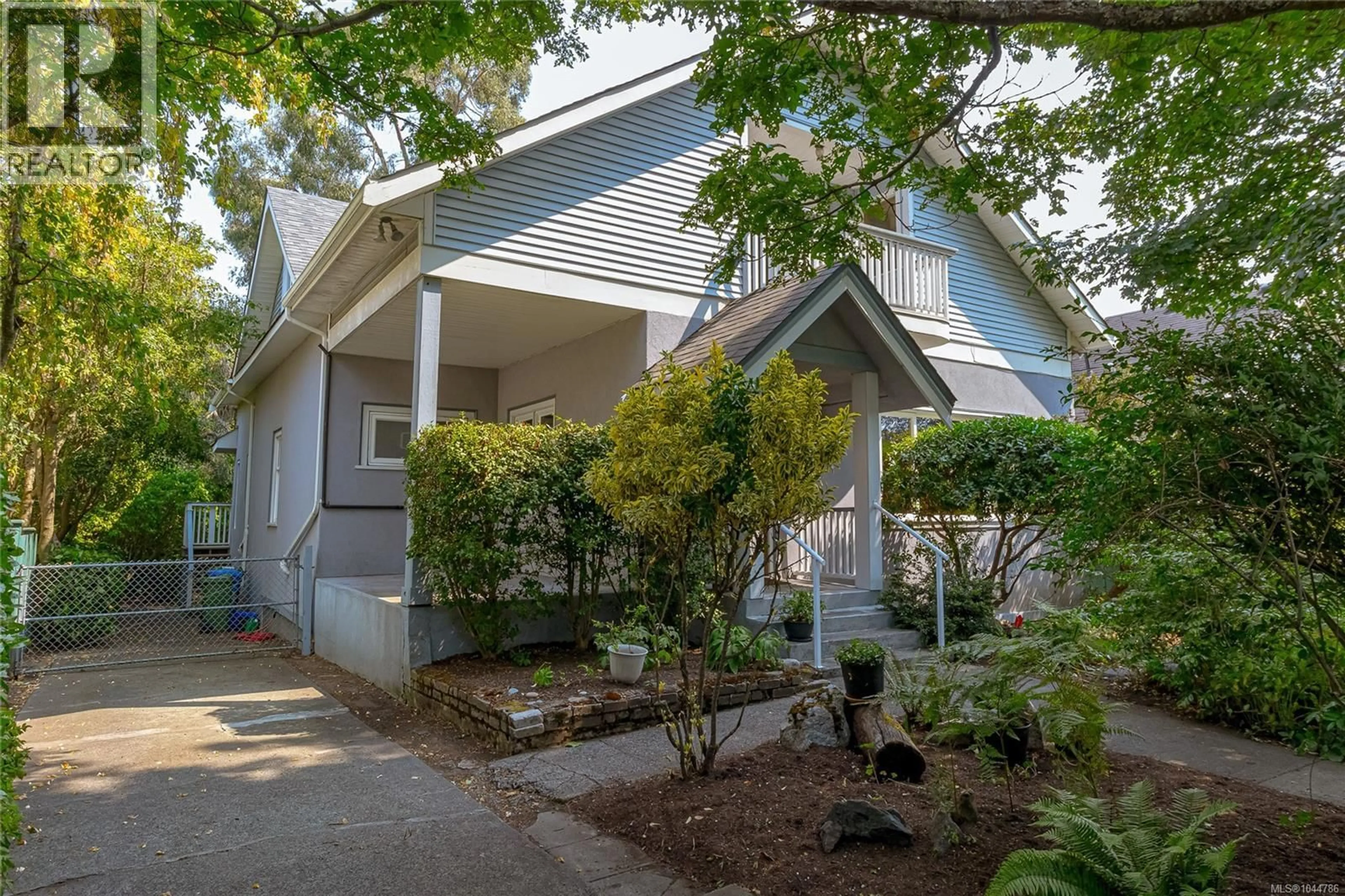 Home with vinyl exterior material, street for 915 OLIVER STREET, Oak Bay British Columbia V8S4W5