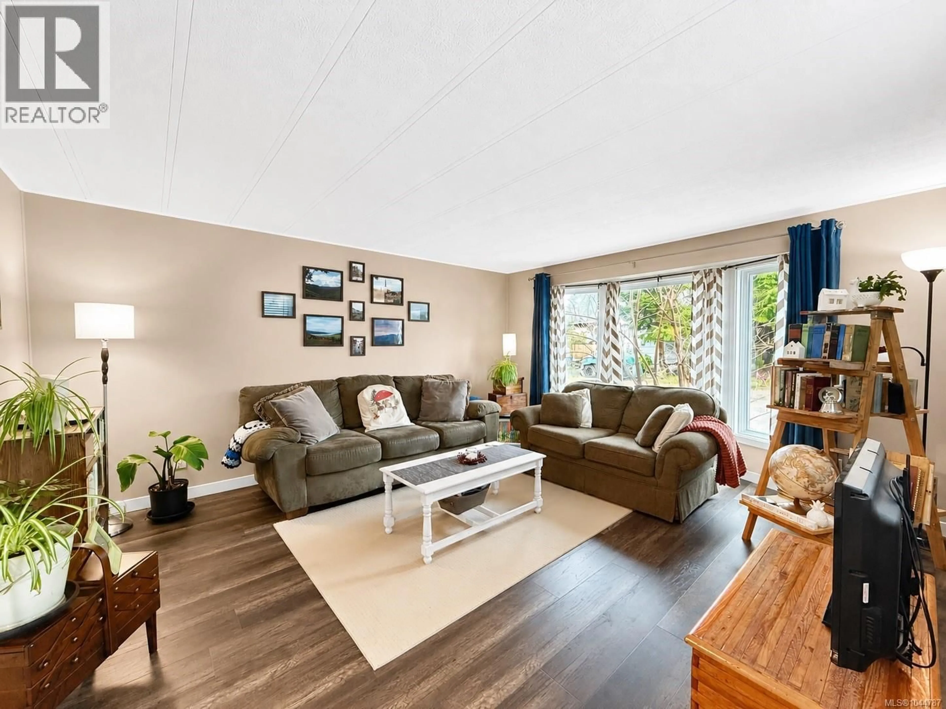 Living room with furniture, wood/laminate floor for 41 - 2700 WOODBURN ROAD, Campbell River British Columbia V9W4H4