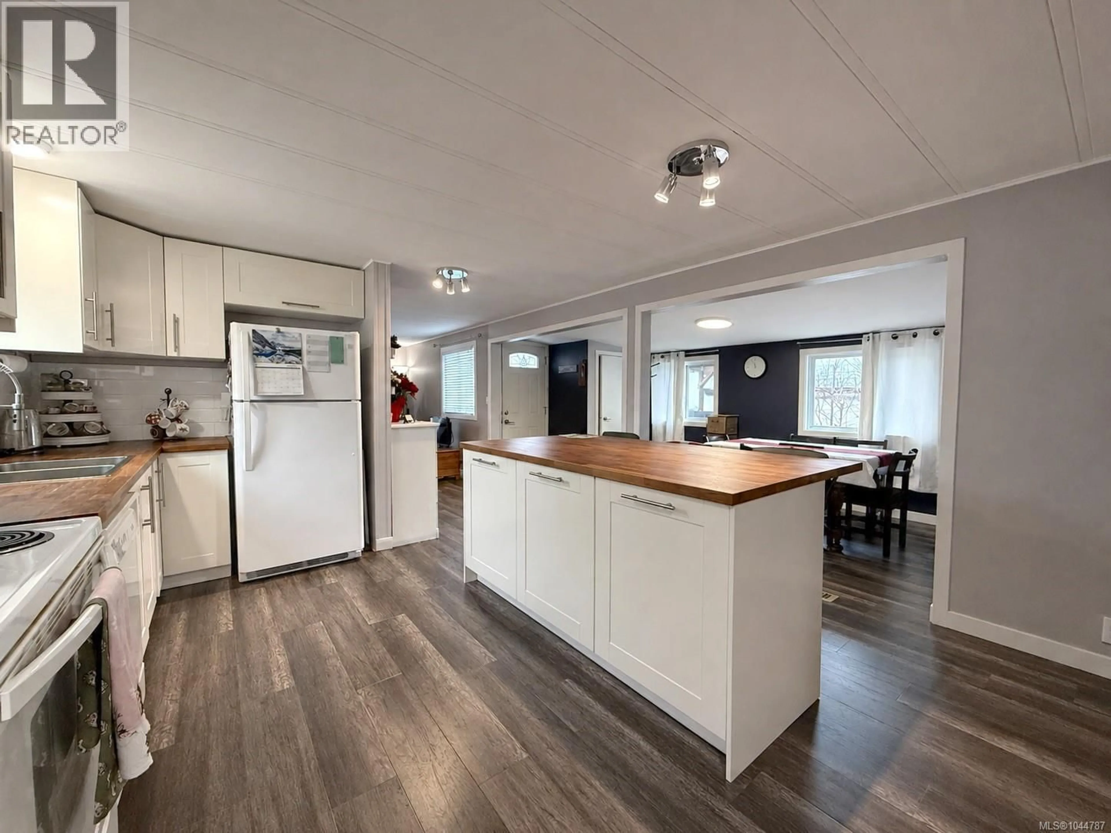 Open concept kitchen, wood/laminate floor for 41 - 2700 WOODBURN ROAD, Campbell River British Columbia V9W4H4