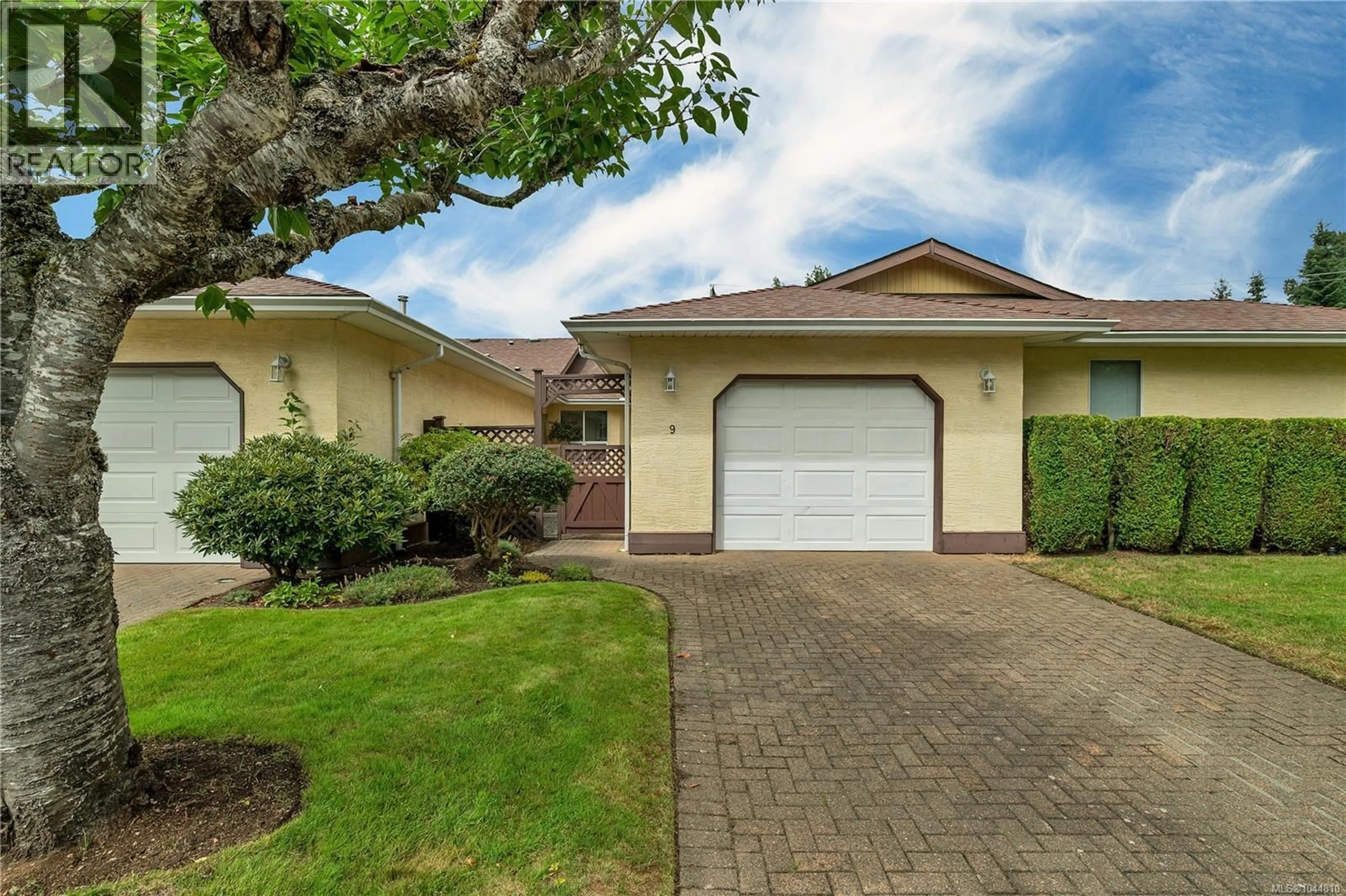 Home with vinyl exterior material, street for 9 - 605 ROCKLAND ROAD, Campbell River British Columbia V9W7X1