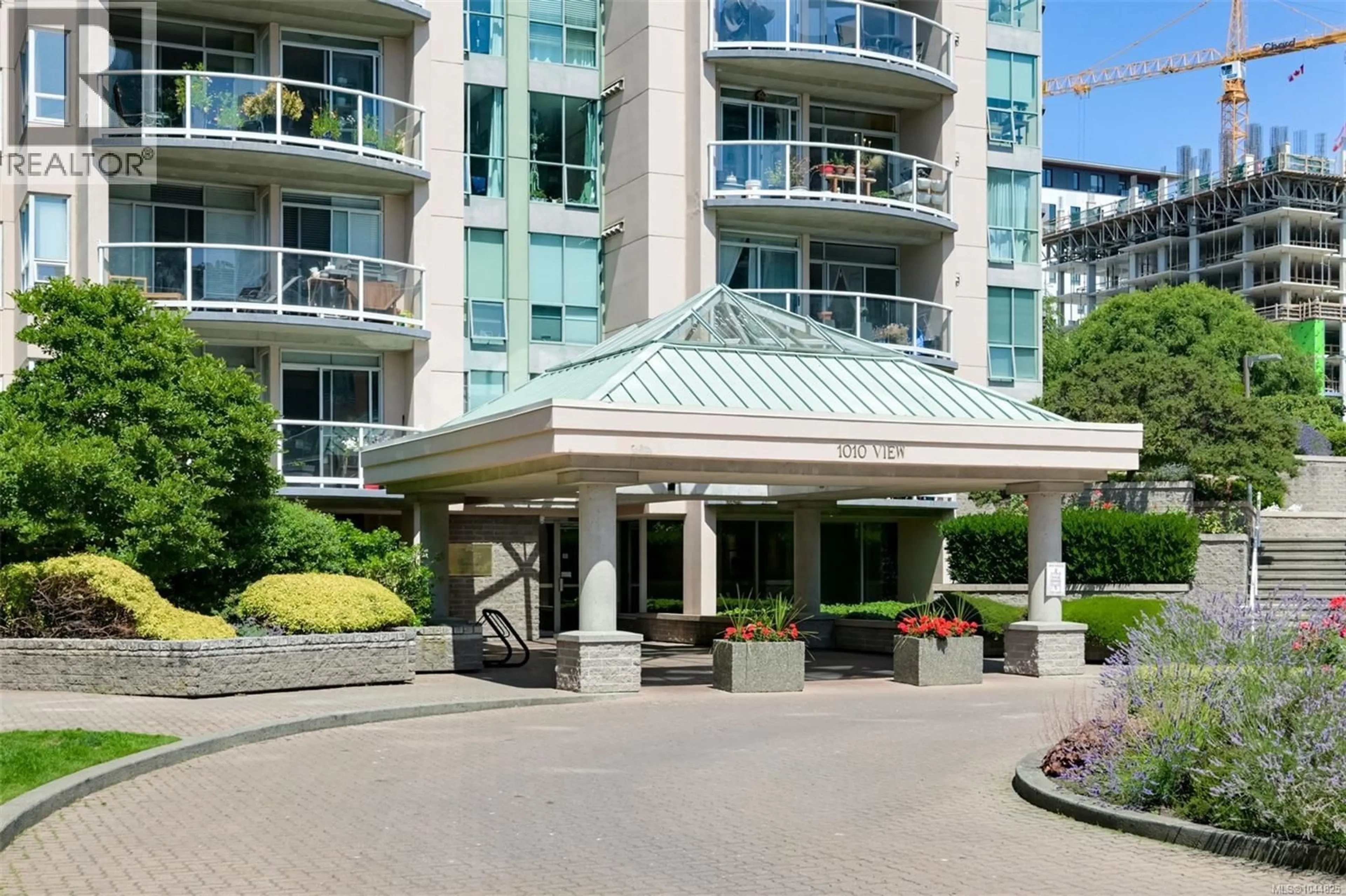 Indoor foyer for 708 - 1010 VIEW STREET, Victoria British Columbia V8V4Y3