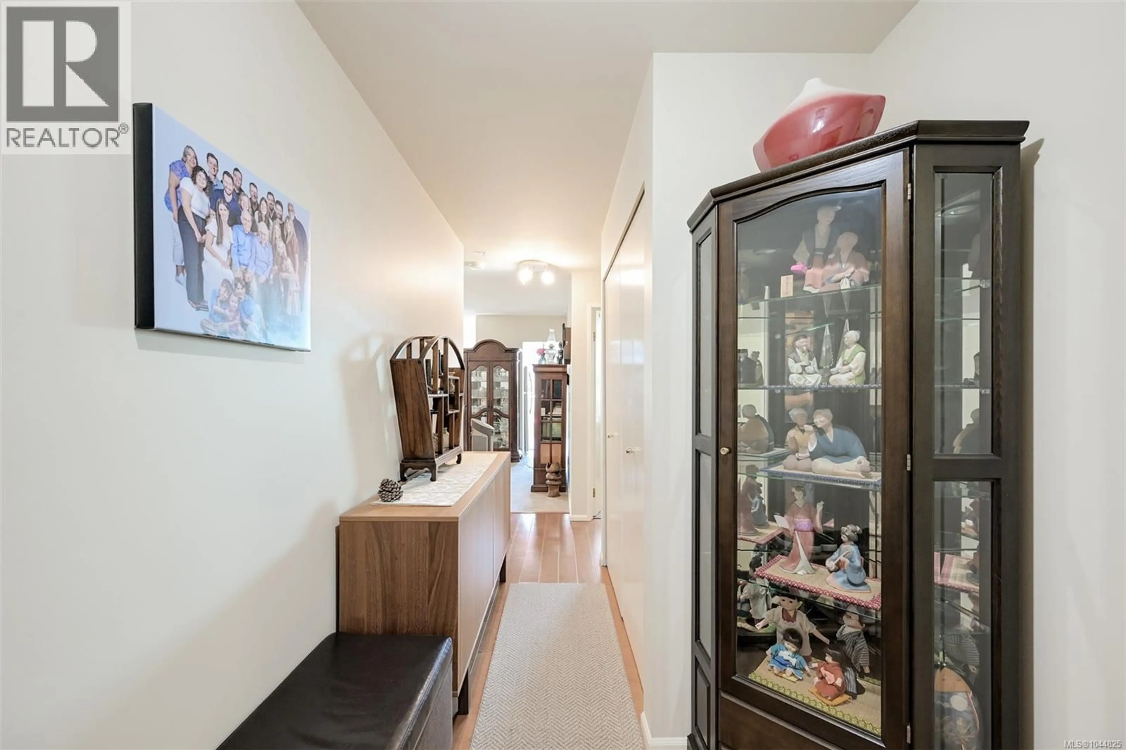 Indoor foyer for 708 - 1010 VIEW STREET, Victoria British Columbia V8V4Y3