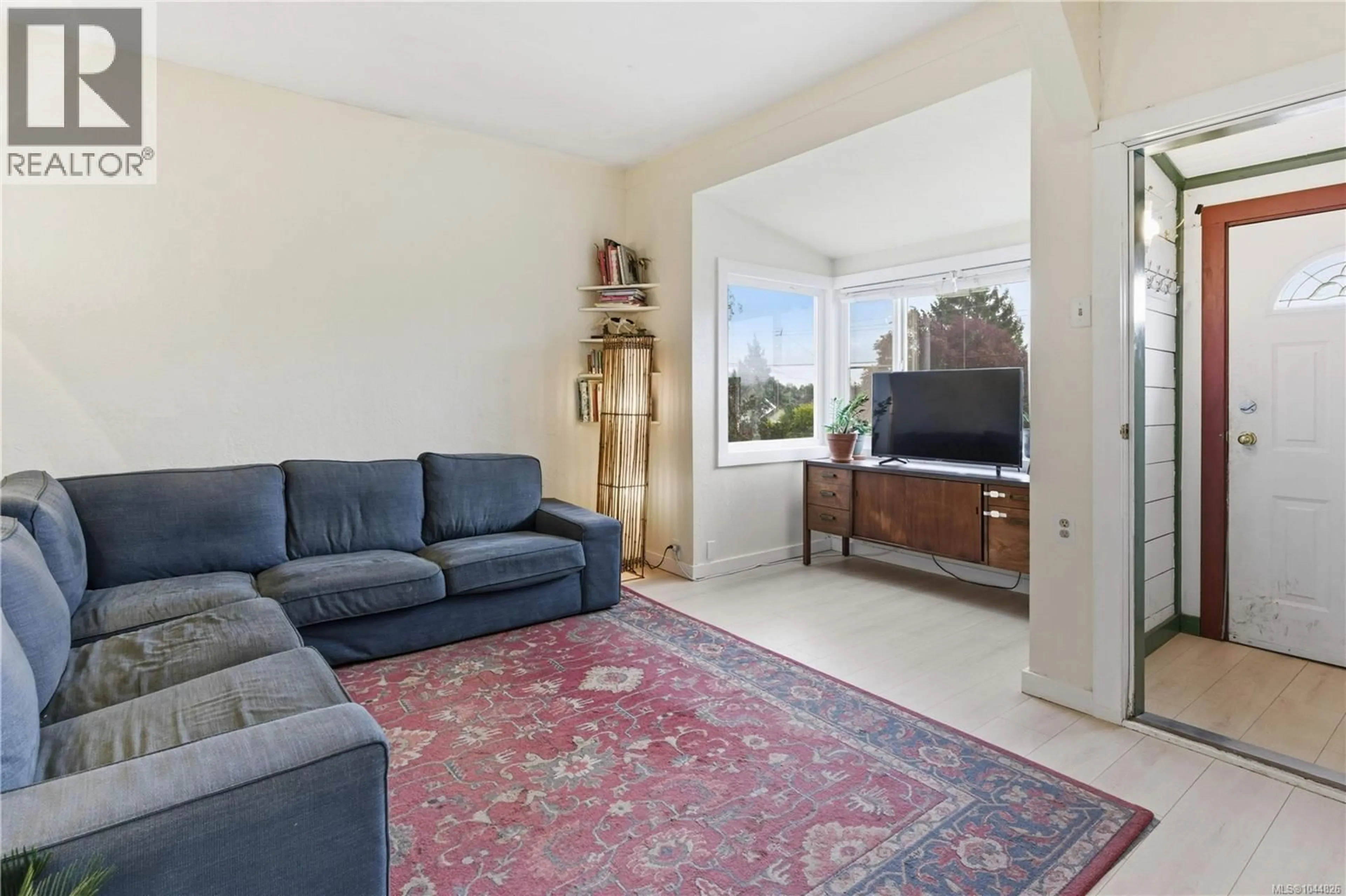 Living room with furniture, unknown for 236 CREASE AVENUE, Saanich British Columbia V8Z1S9