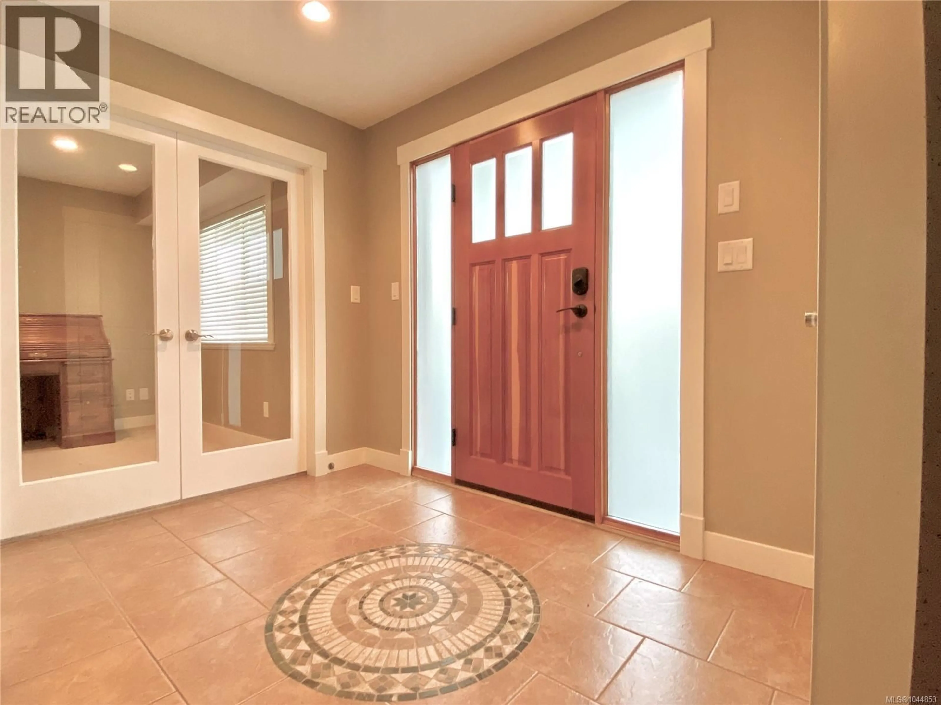 Indoor entryway for 3702 GLEN OAKS DRIVE, Nanaimo British Columbia V9V1N9