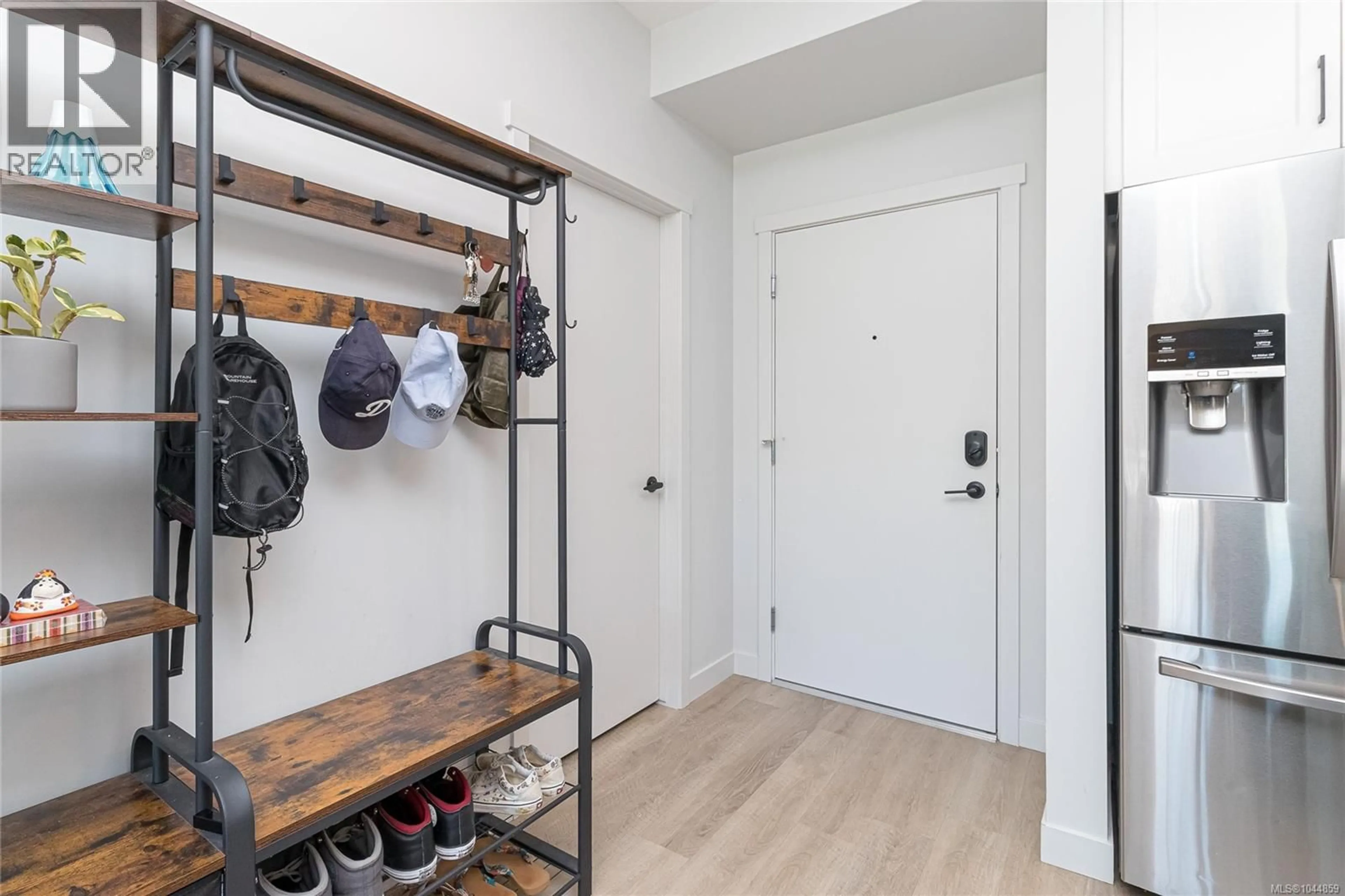 Indoor entryway for 301 - 2465 GATEWAY ROAD, Langford British Columbia V9B5X3