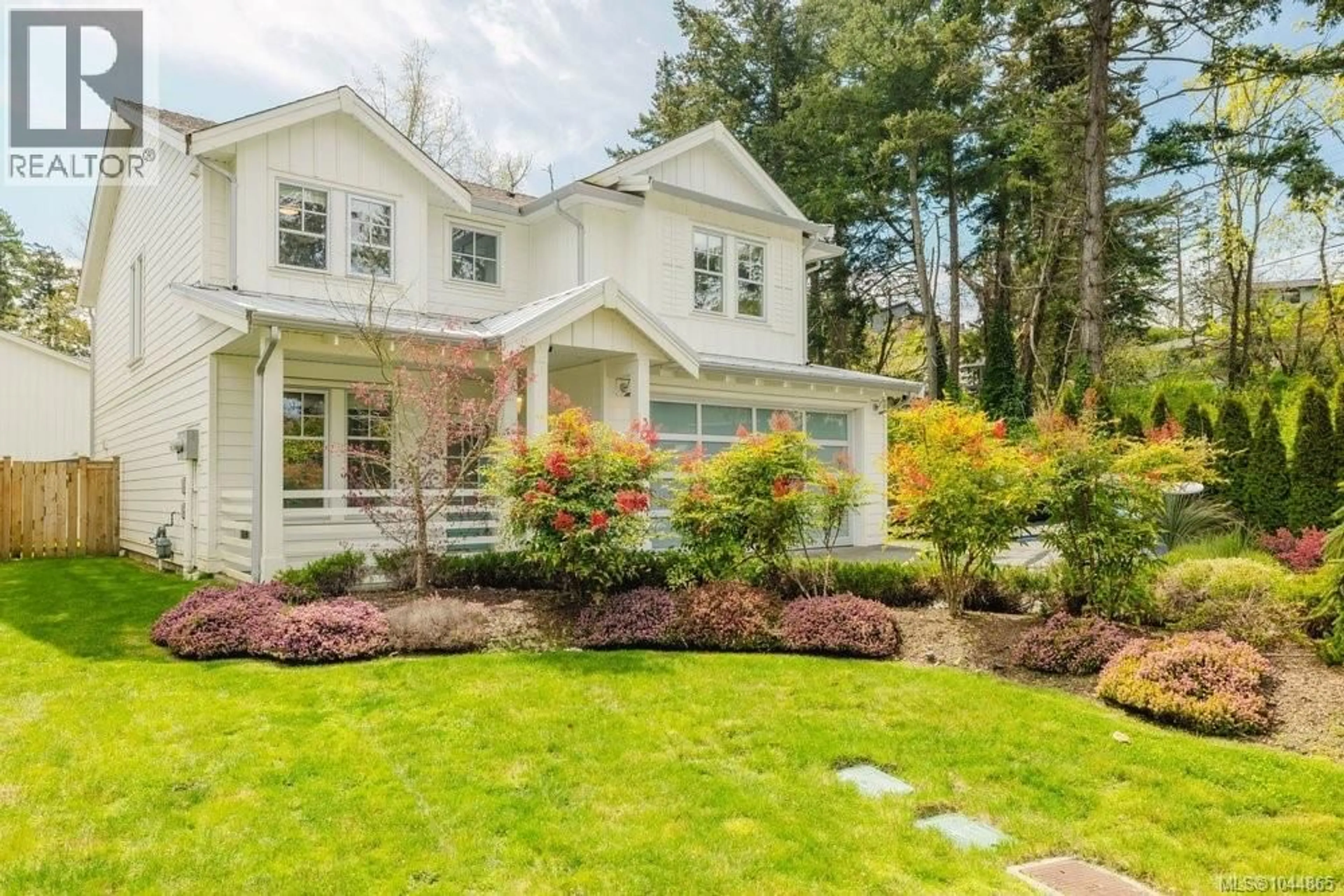 Home with vinyl exterior material, street for 30 JEDBURGH ROAD, View Royal British Columbia V9B6N7
