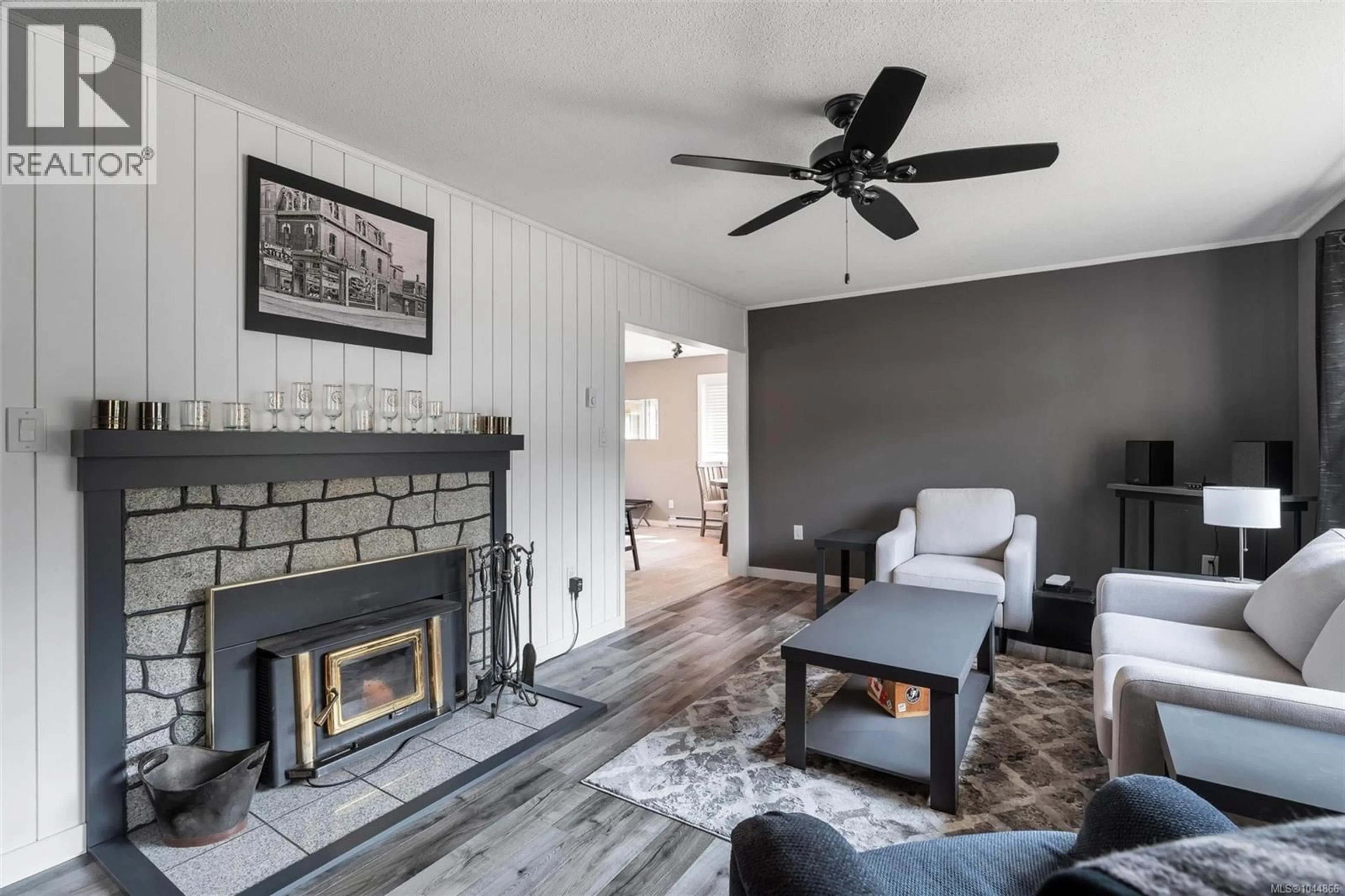 Living room with furniture, wood/laminate floor for 3059 WESTVIEW STREET, Duncan British Columbia V9L2C4
