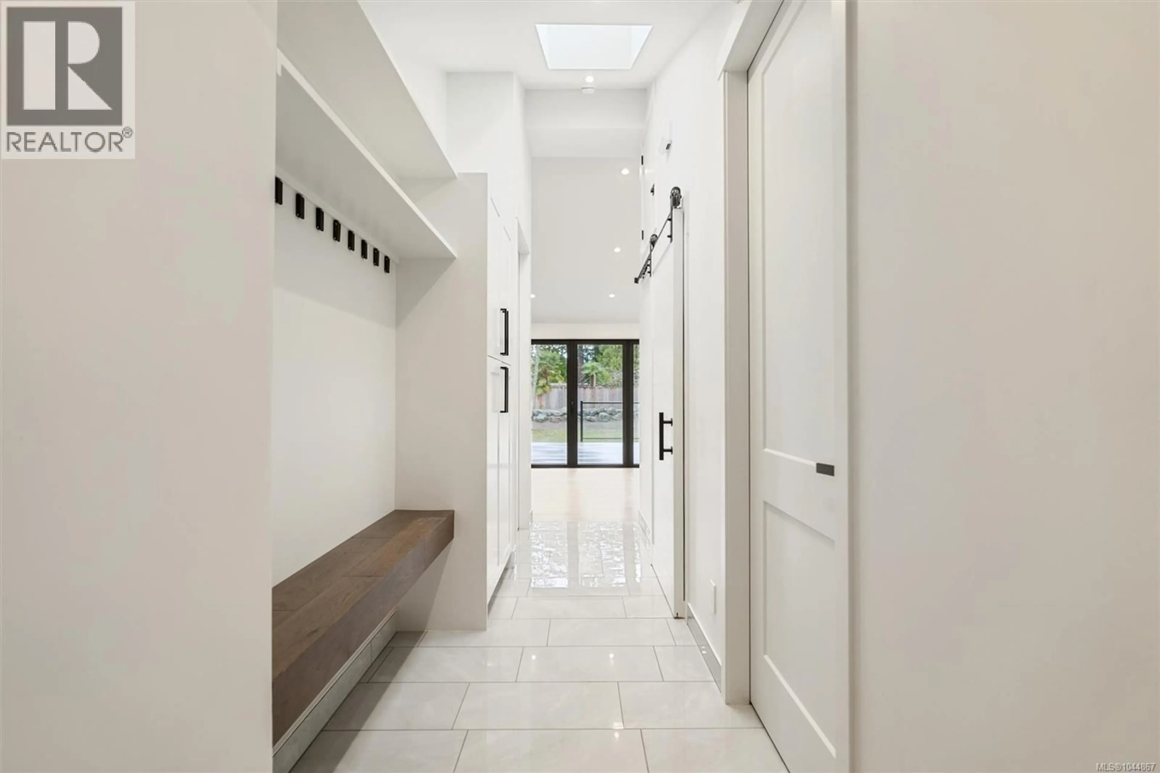 Indoor entryway for 5281 SANTA CLARA AVENUE, Saanich British Columbia V8Y1W6