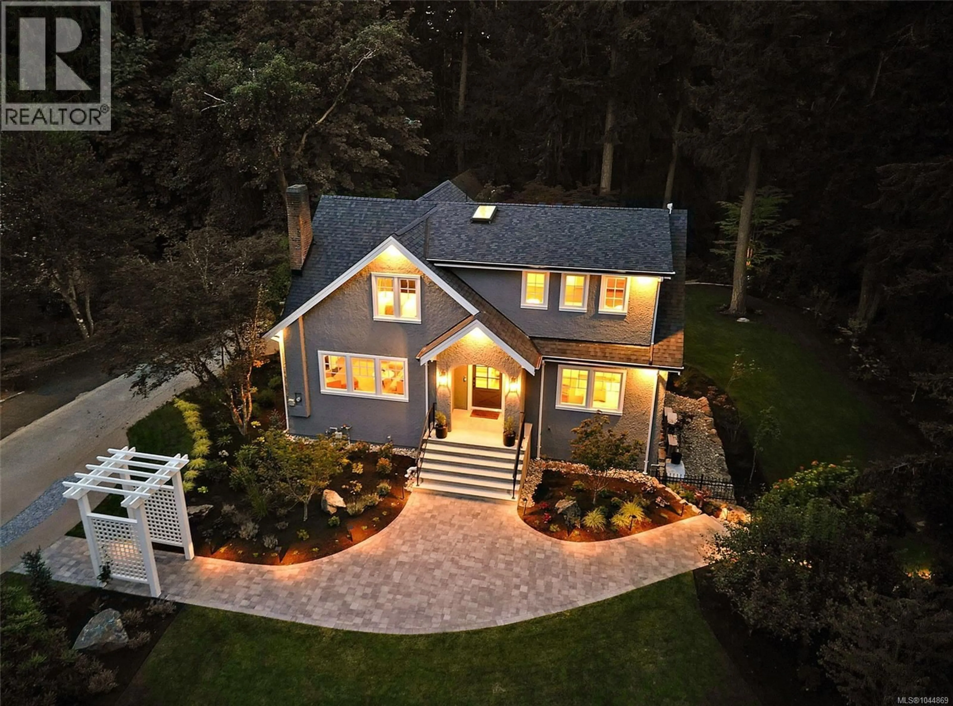 Unknown for 2535 QUEENSWOOD DRIVE, Saanich British Columbia V8N1X4