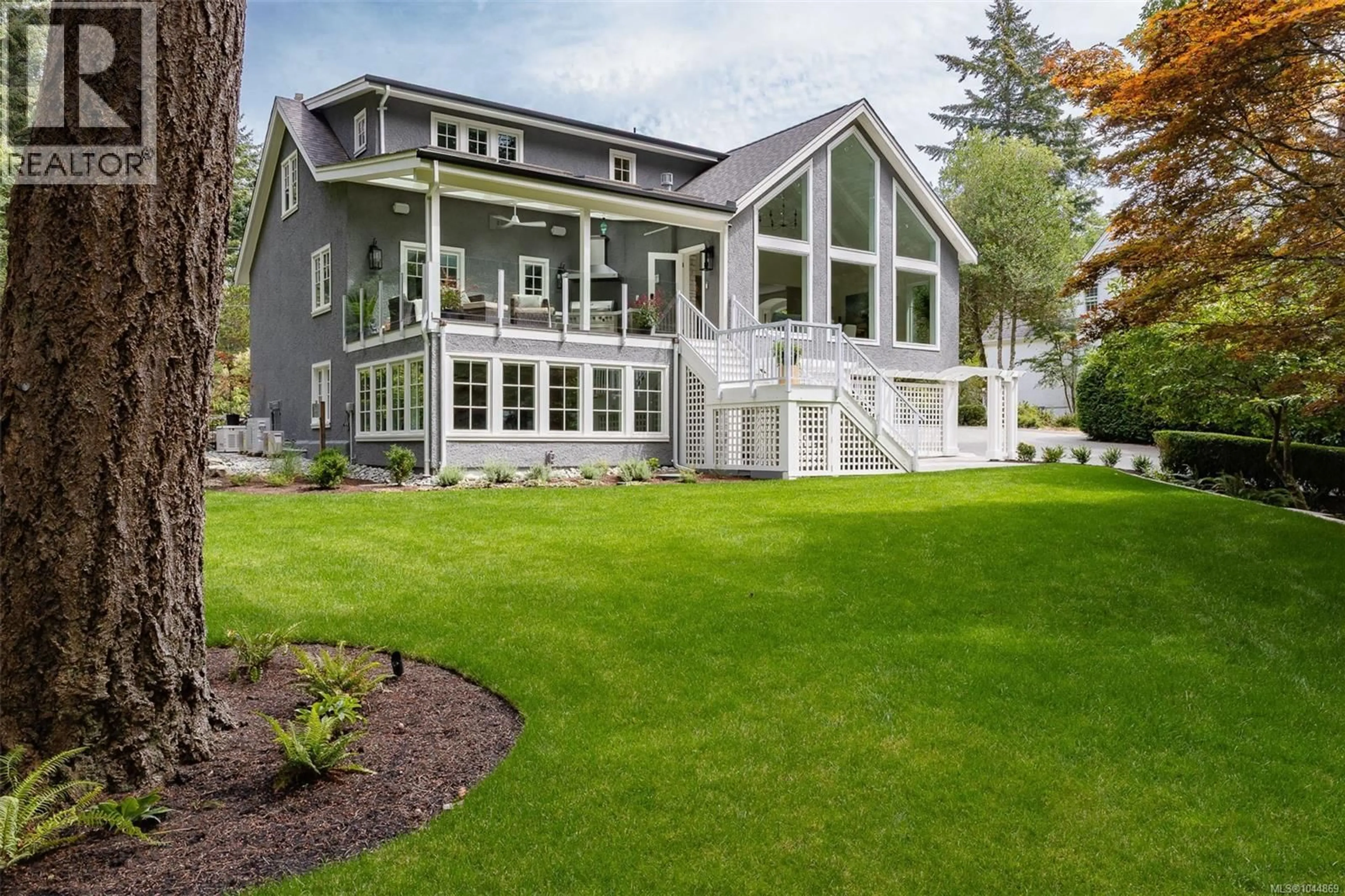 Home with vinyl exterior material, unknown for 2535 QUEENSWOOD DRIVE, Saanich British Columbia V8N1X4