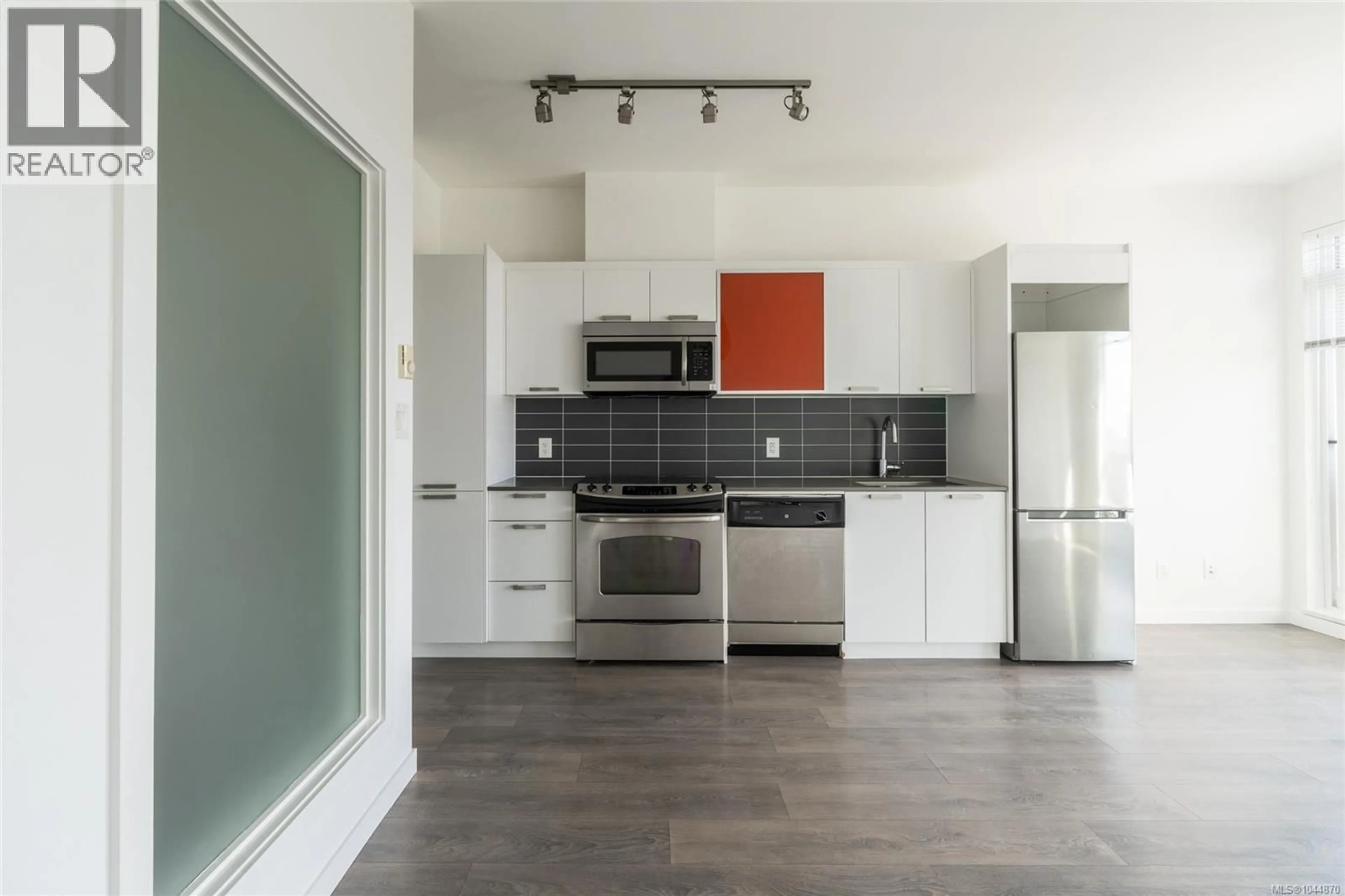 Standard kitchen, unknown for 510 - 517 FISGARD STREET, Victoria British Columbia V8W0C5