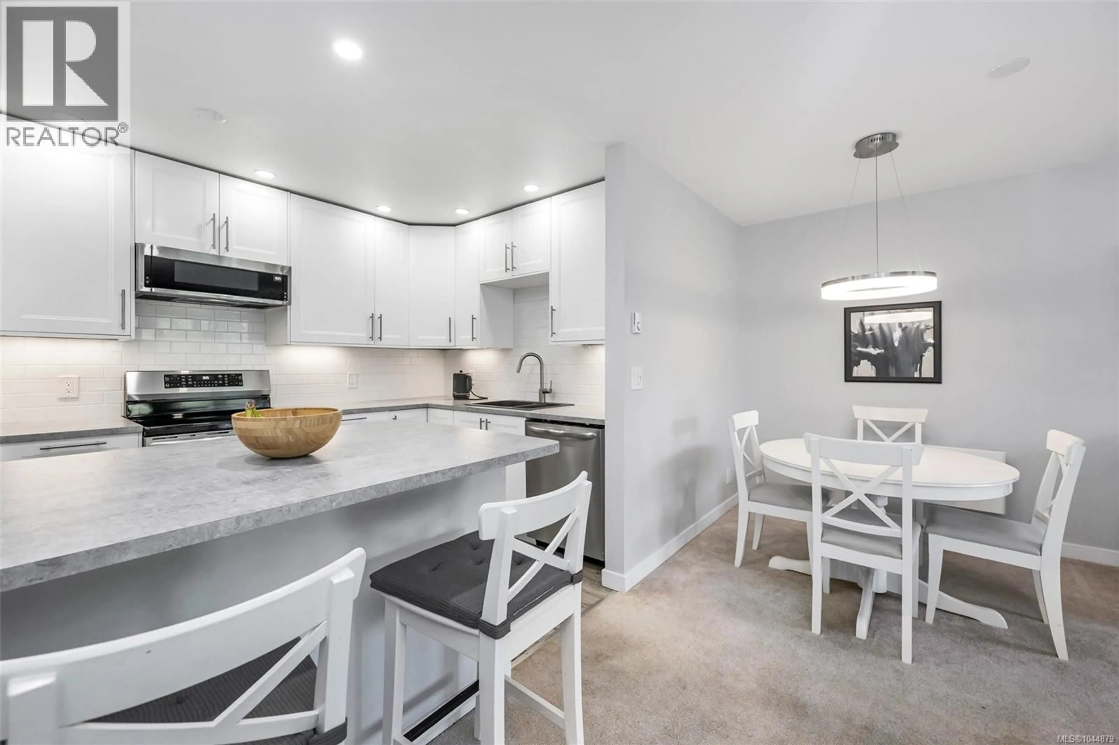 Open concept kitchen, ceramic/tile floor for 201 - 3900 SHELBOURNE STREET, Saanich British Columbia V8P4H8