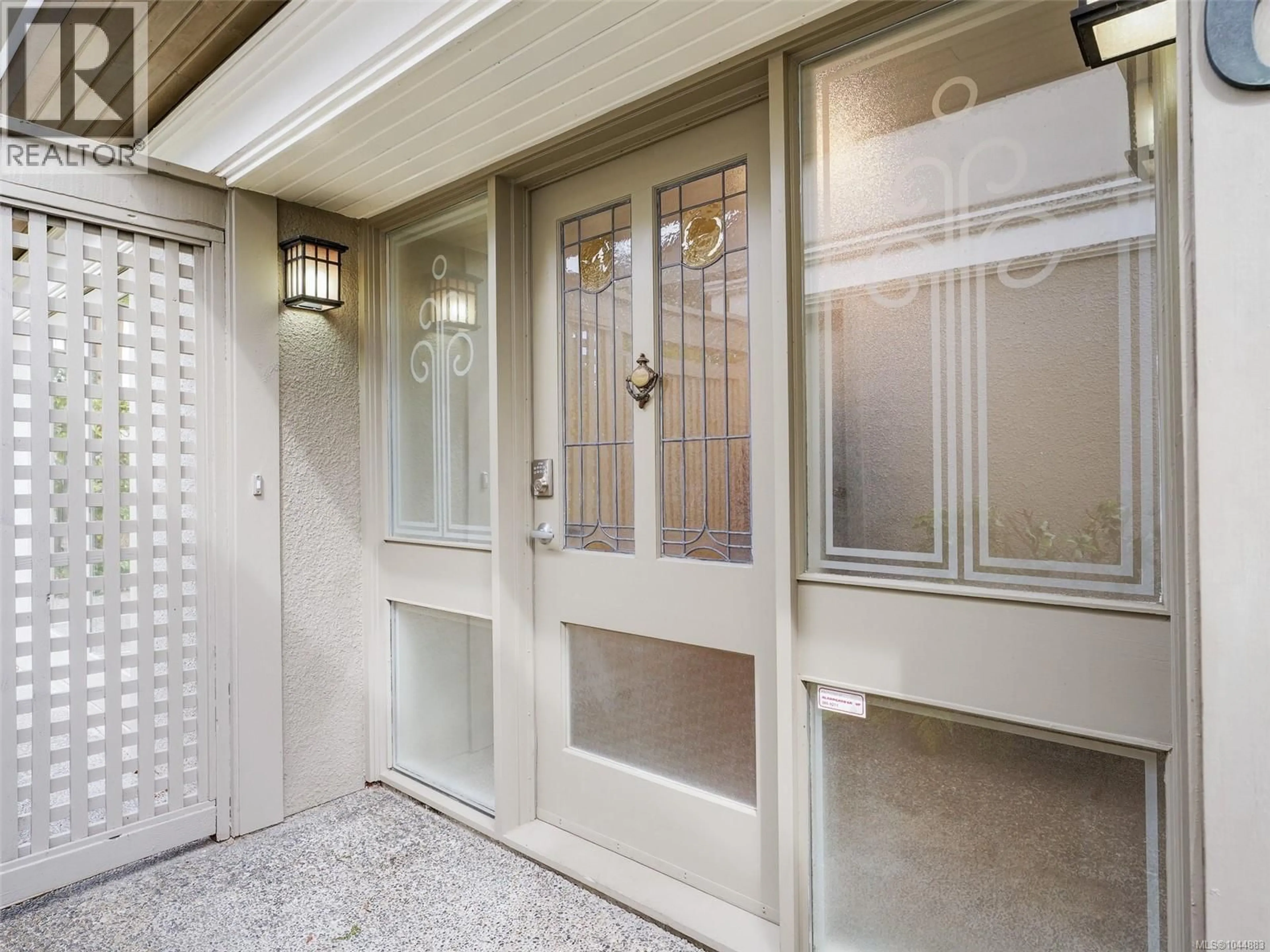 Indoor entryway for 6 - 735 MOSS STREET, Victoria British Columbia V8V4N9
