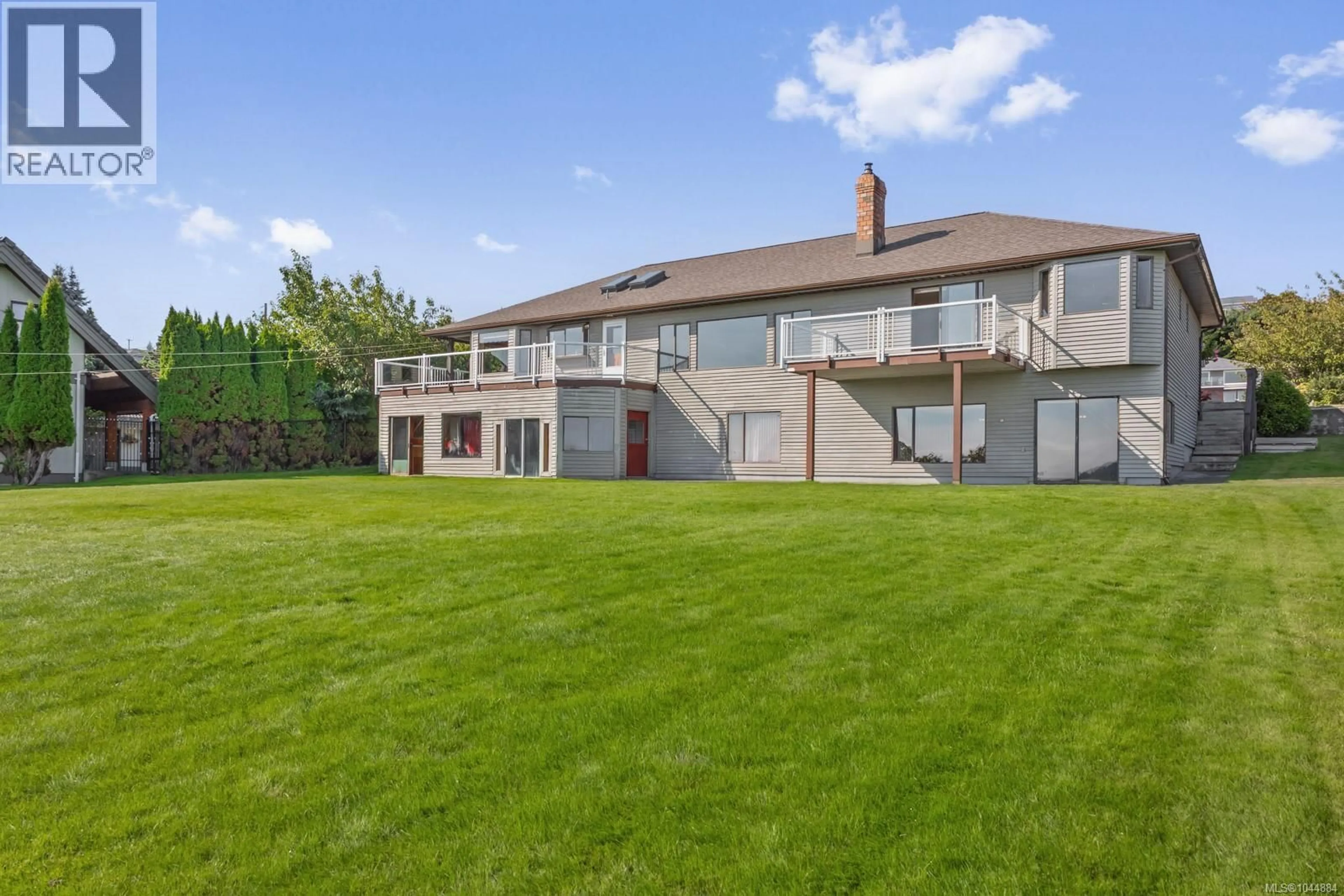 A pic from outside/outdoor area/front of a property/back of a property/a pic from drone, unknown for 513 ASH STREET, Campbell River British Columbia V9W5L8
