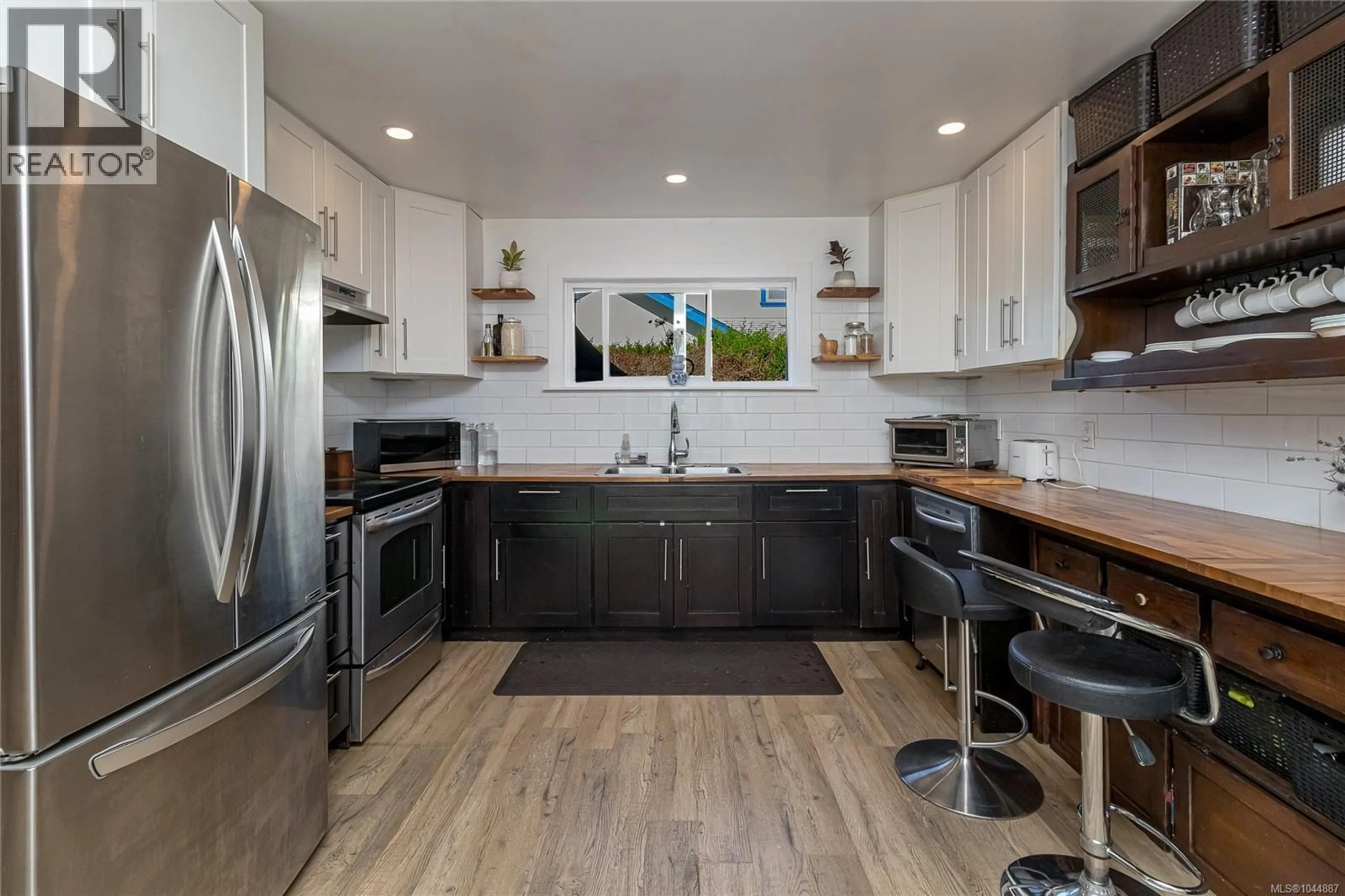 Open concept kitchen, unknown for 862 CANTERBURY ROAD, Saanich British Columbia V8X3E6