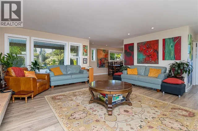 862 CANTERBURY ROAD, Saanich 2