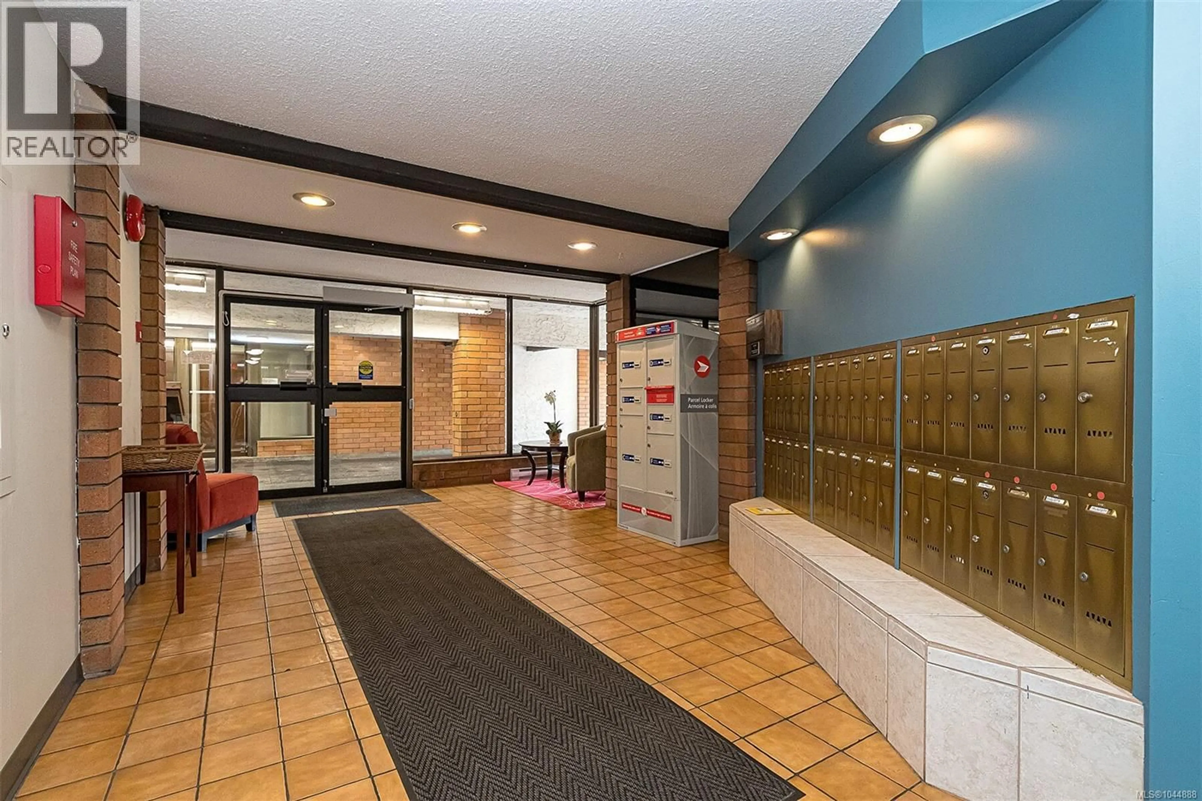 Indoor foyer for 203 - 853 SELKIRK AVENUE, Esquimalt British Columbia V9A2T7