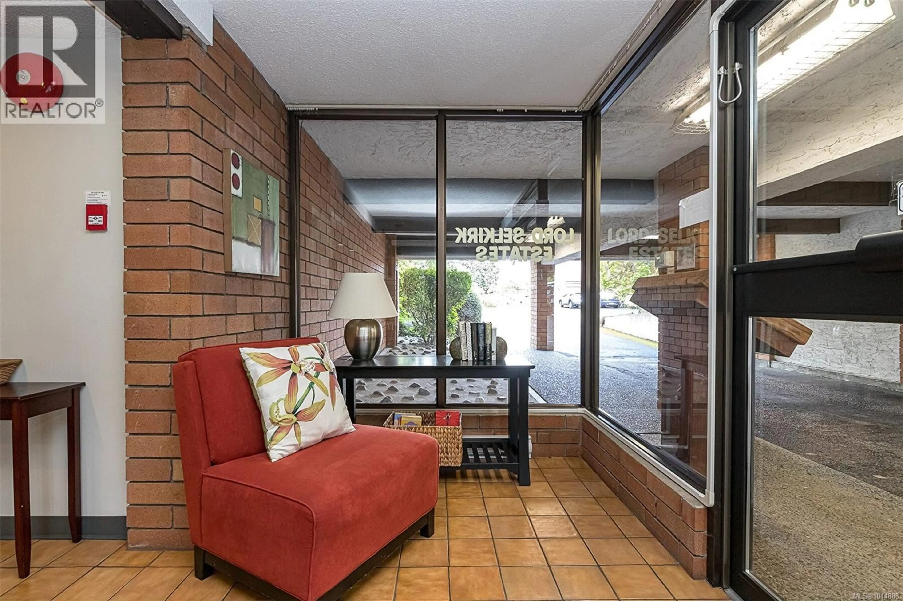 Indoor foyer for 203 - 853 SELKIRK AVENUE, Esquimalt British Columbia V9A2T7
