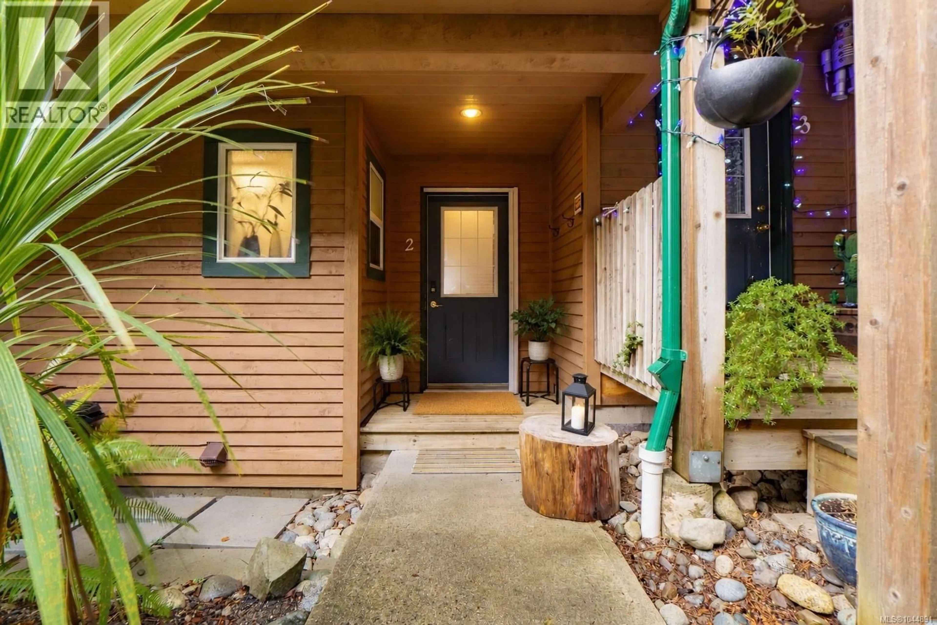 Indoor entryway for 2 - 1553 LARCH ROAD, Ucluelet British Columbia V0R3A0