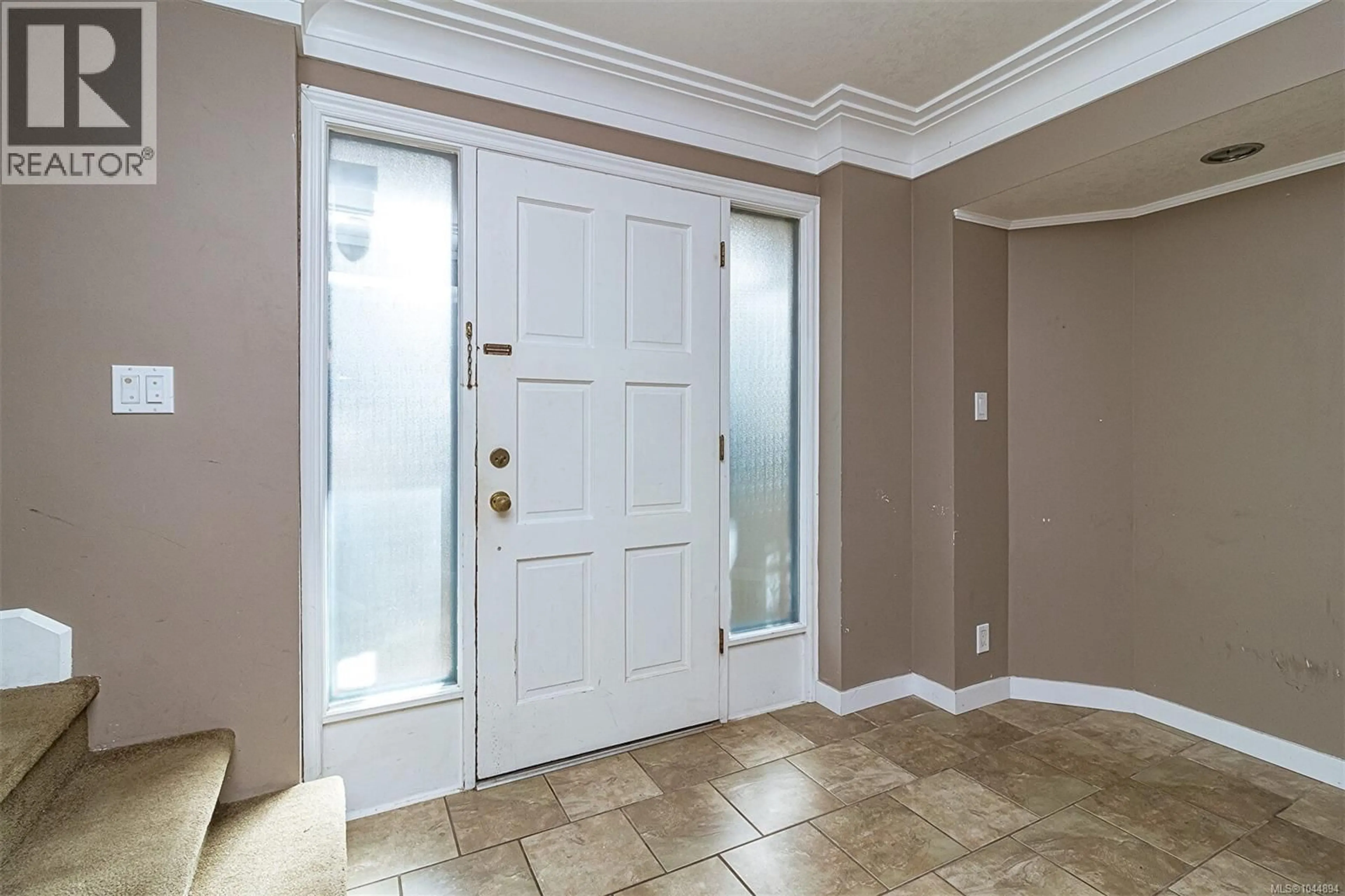 Indoor entryway for 1766 HALLIDAY PLACE, Saanich British Columbia V8N5H8
