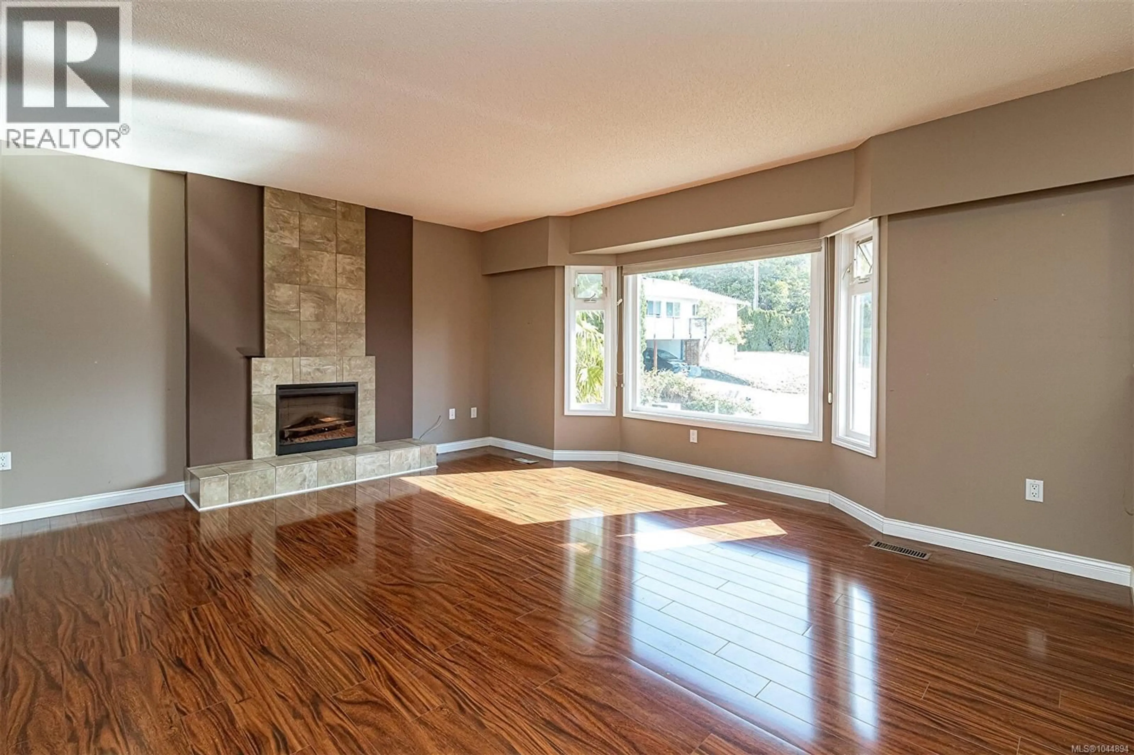 Living room with furniture, wood/laminate floor for 1766 HALLIDAY PLACE, Saanich British Columbia V8N5H8