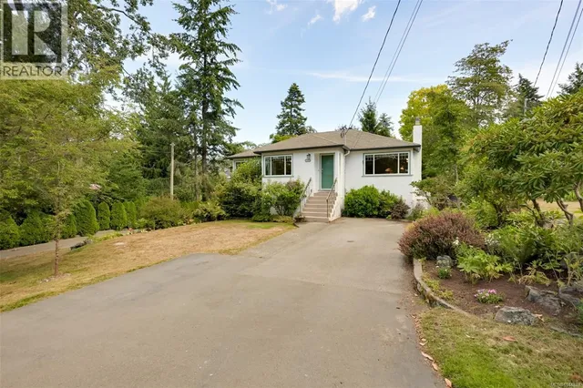3835 CUMBERLAND ROAD, Saanich 2
